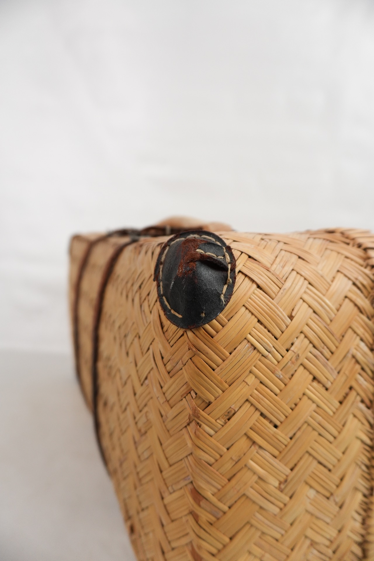 Vintage Korbkoffer aus Naturgeflecht – mit Lederriemen