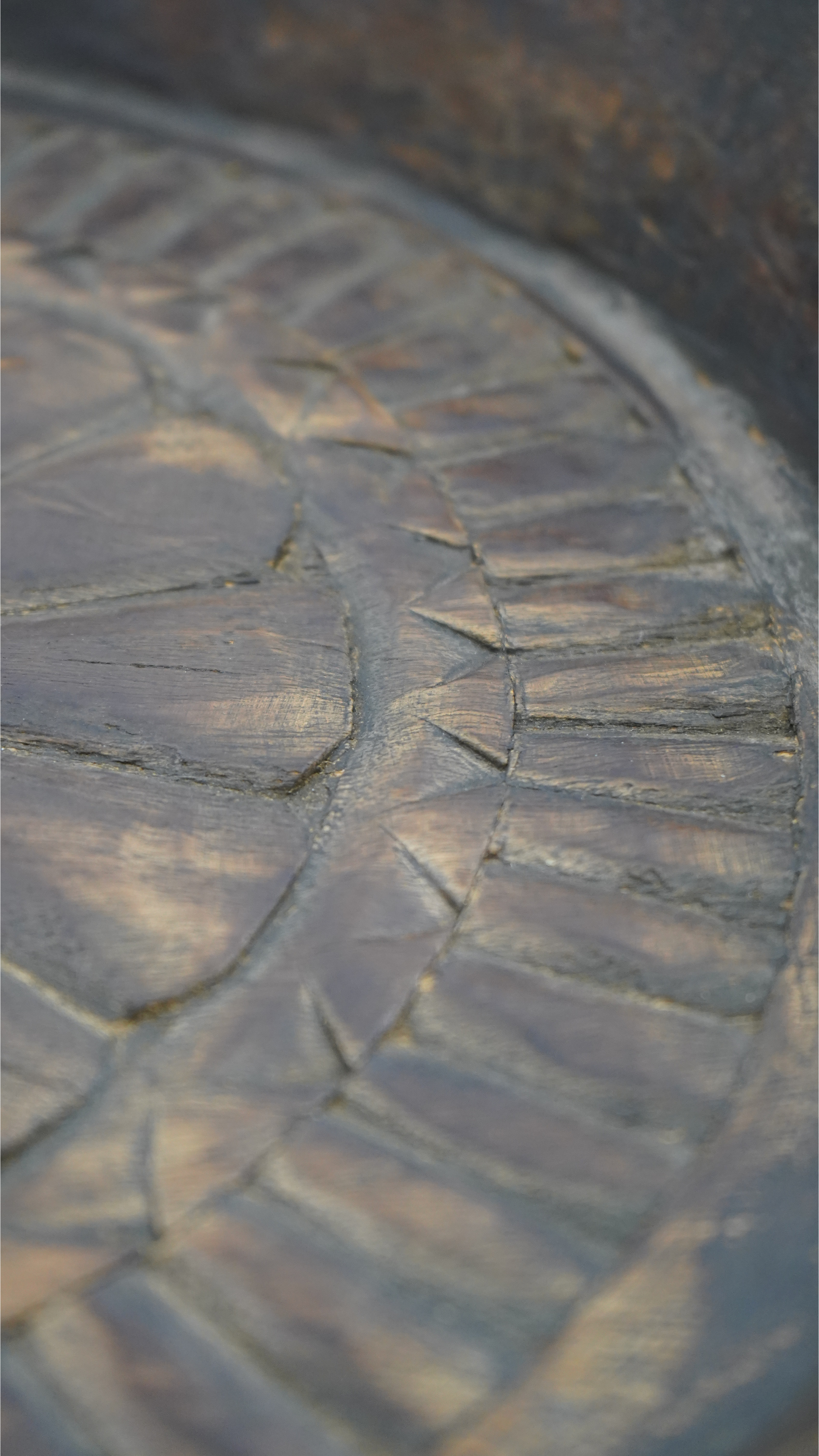 Geschnitzte Holzschale mit Sternmotiv, oval