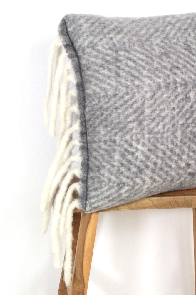 boho kissen grau Graues Kissen mit Fransen, 45x45