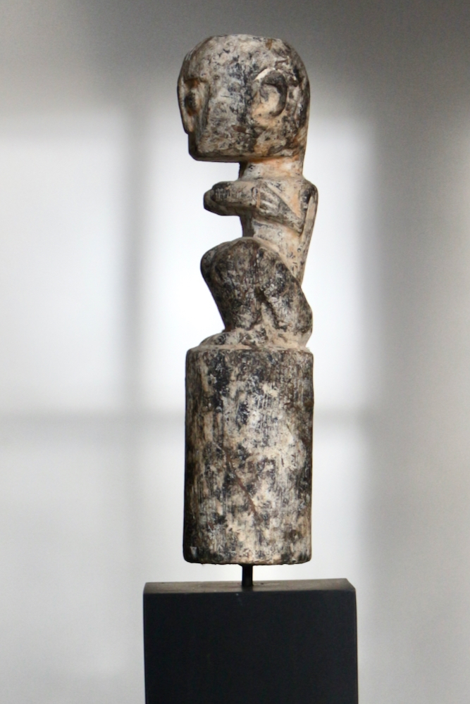 Tribal art timor, holzfigur auf Sockel timor, stammeskunst holz timor, Holzskulptur handgeschnitzt auf Sockel, primitive Kunst timor, primitive art timor, wooden figur on stand timor, kleine statue aus holz Asien, wooden stature tribal art Tribal Art Statue