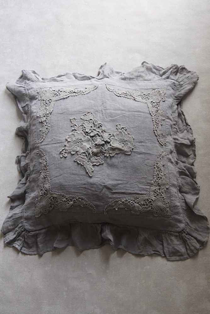 linen, cushion, laces, emroidery, grey, france, french, romantique, shabby chic, leinen, kissen, grau, spitzen, stickereien, romantisch, amandine de brevelay, rachel ashwell Leinenkissen mit Rüschen und Spitze, grau, 60x60