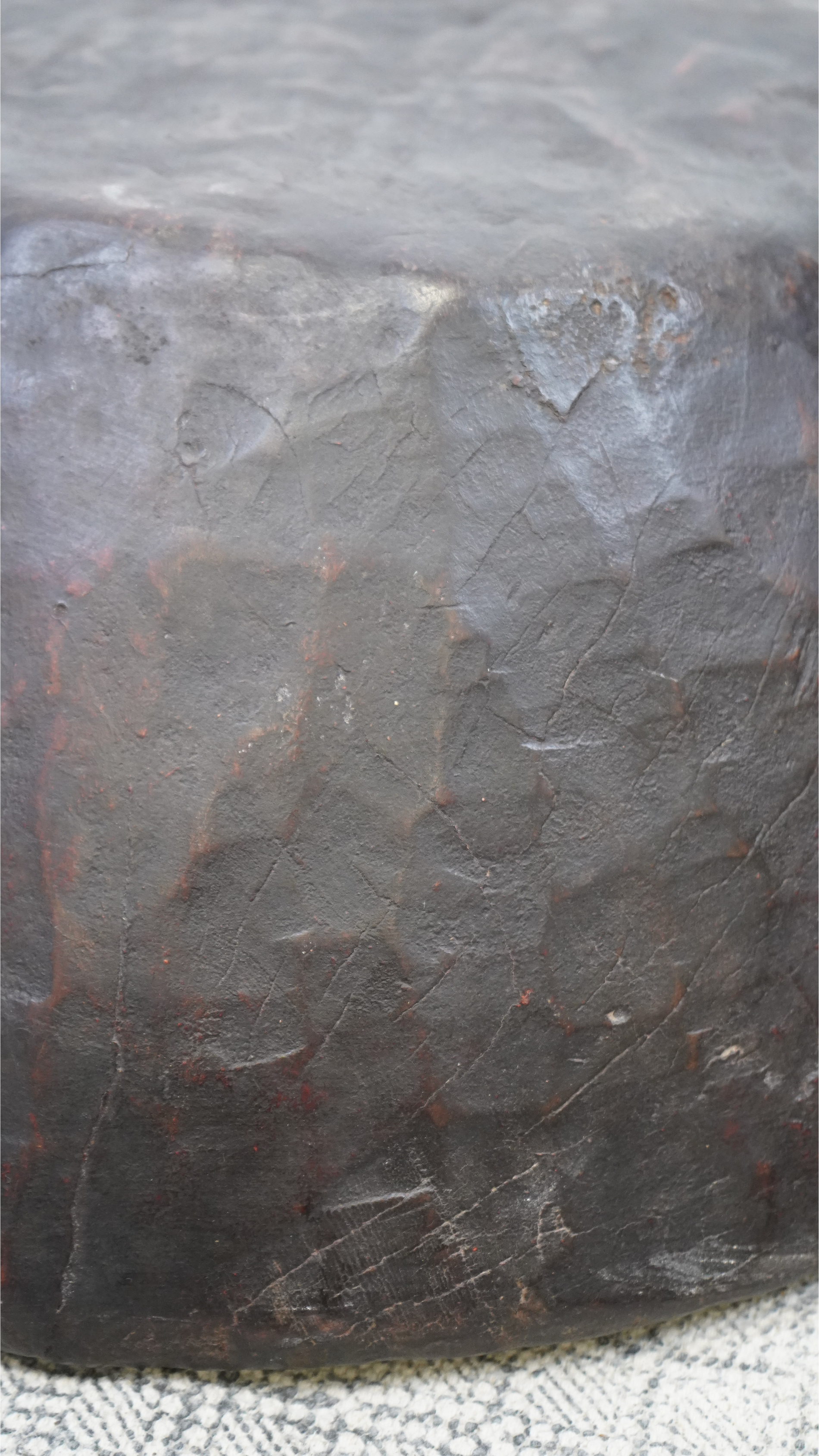 UMBRA – Monumentale Holzschale mit tiefdunkler Patina und archaischem Charakter