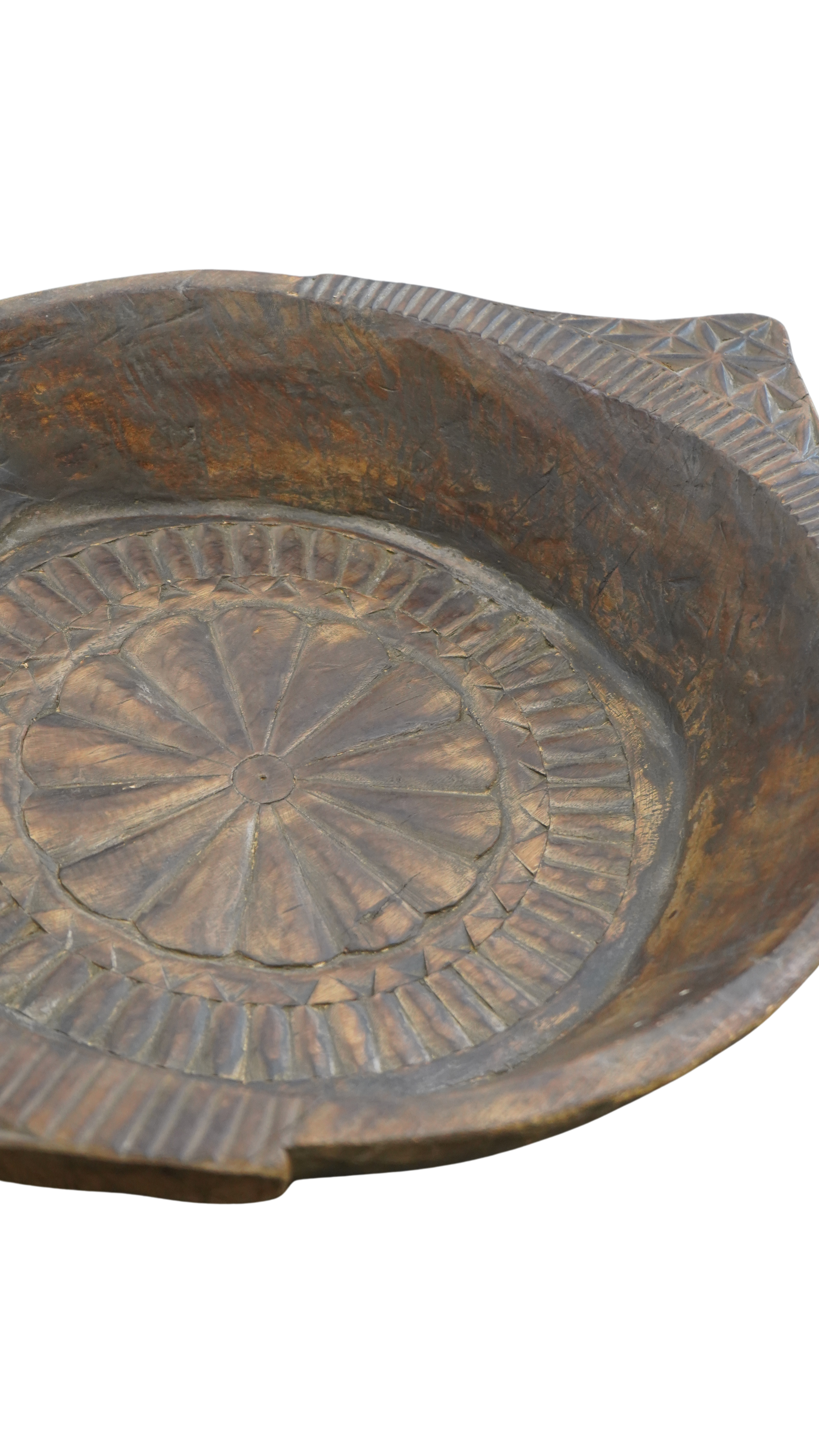Geschnitzte Holzschale mit Sternmotiv, oval