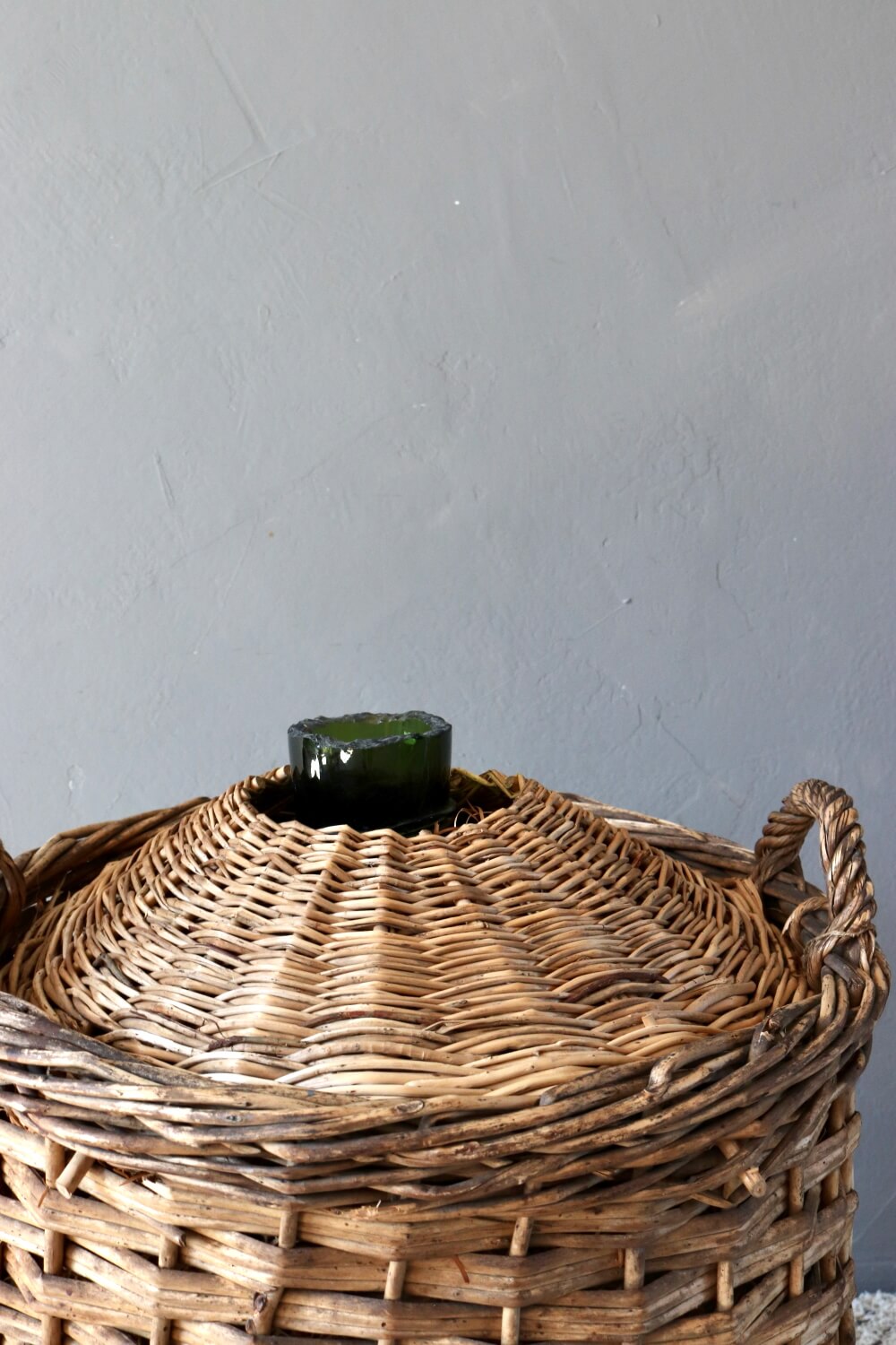 Großer Biedermeier Weinballon im Korb Großer Biedermeier Weinballon im Korb