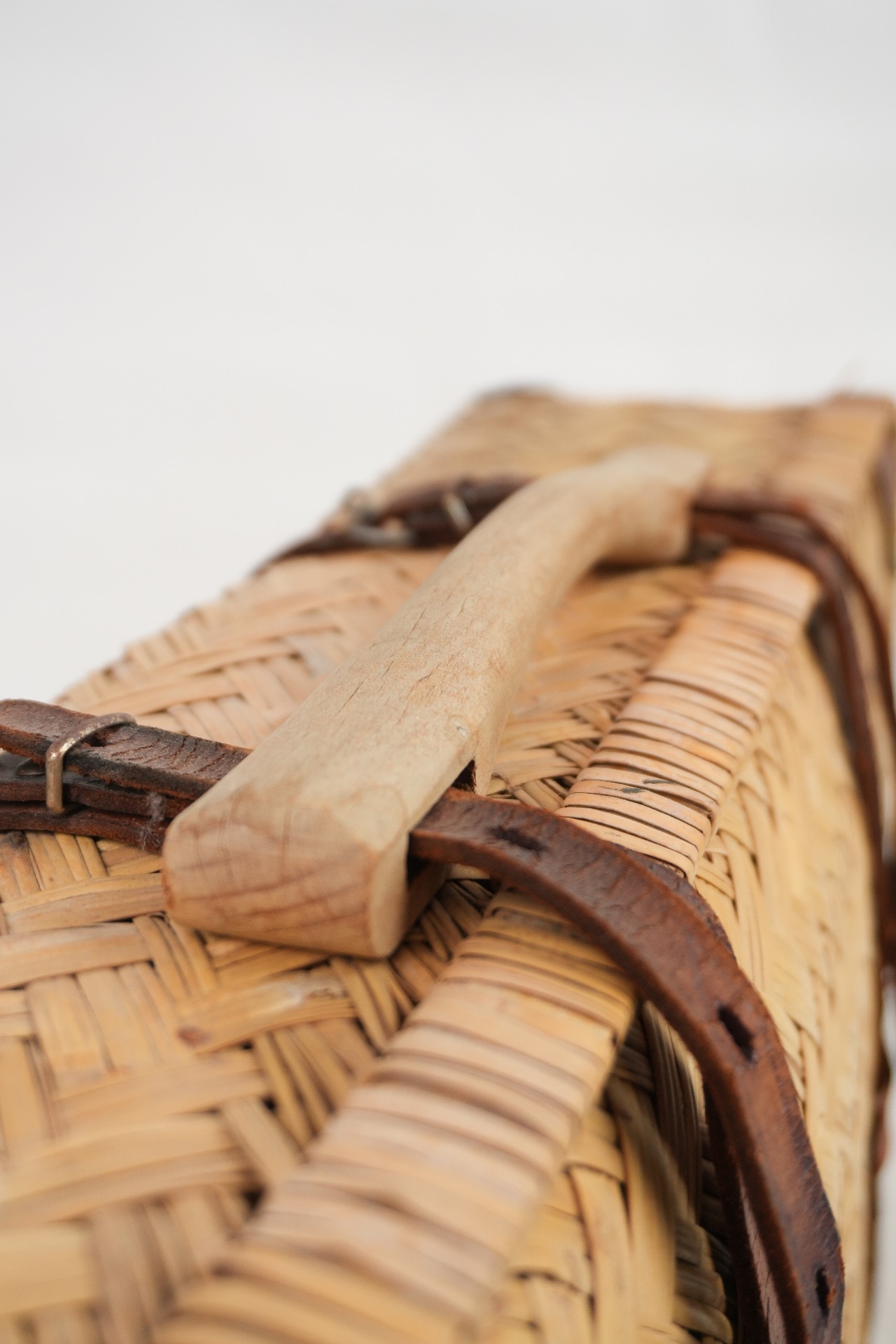 Vintage Korbkoffer aus Naturgeflecht – mit Lederriemen