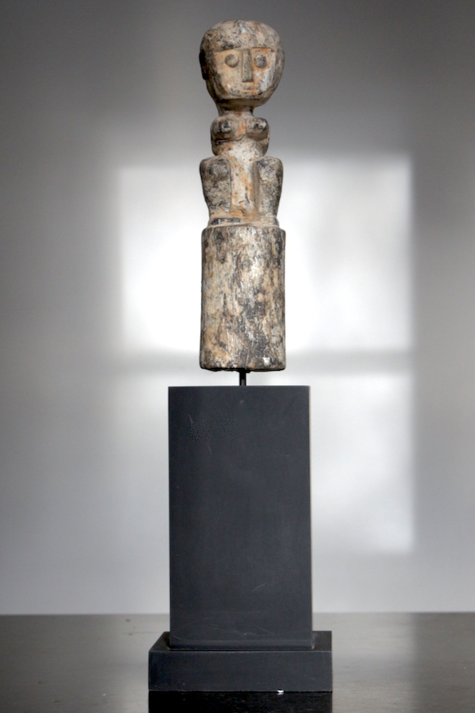 Tribal art timor, holzfigur auf Sockel timor, stammeskunst holz timor, Holzskulptur handgeschnitzt auf Sockel, primitive Kunst timor, primitive art timor, wooden figur on stand timor, kleine statue aus holz Asien, wooden stature tribal art Tribal Art Statue
