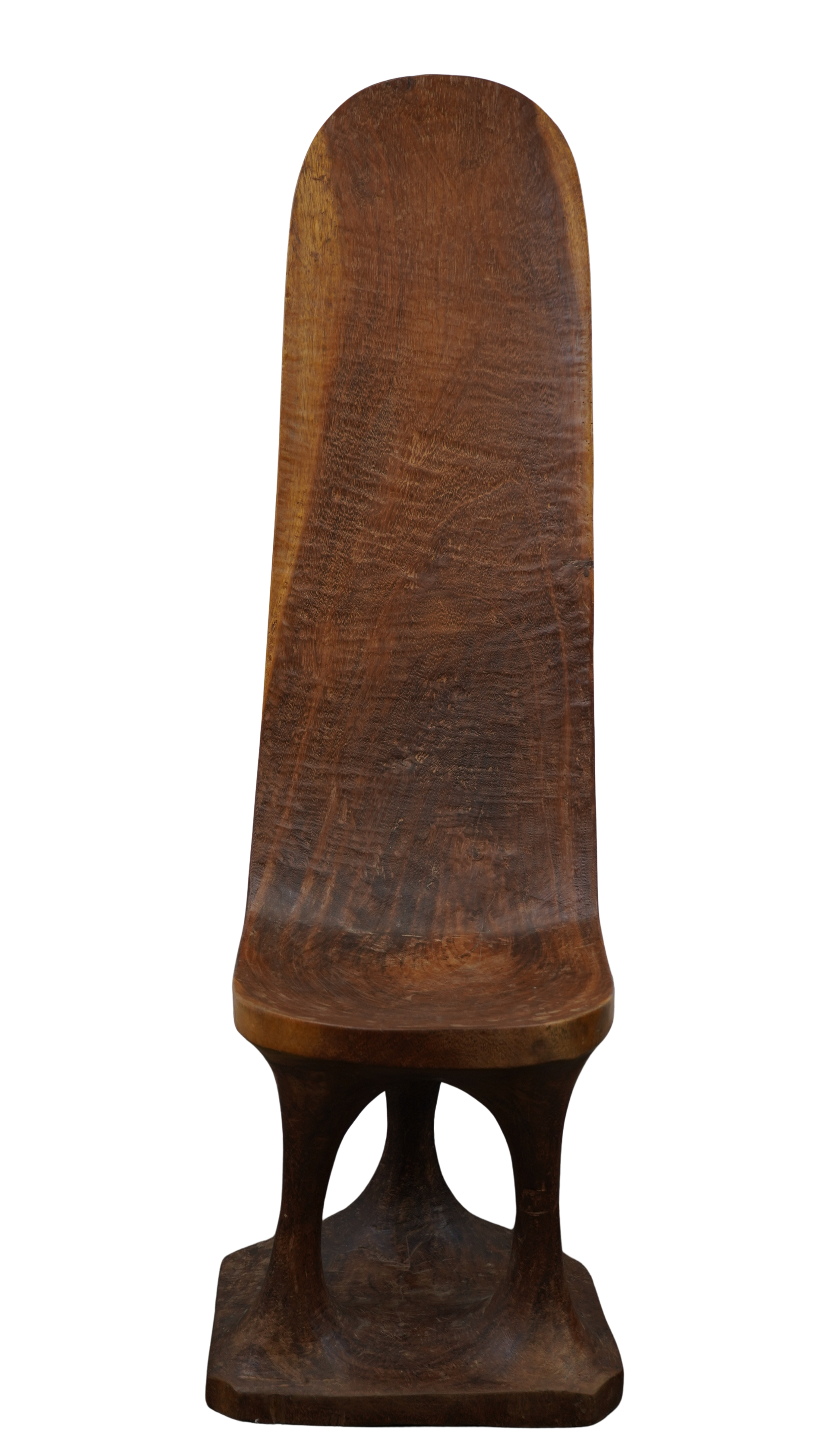 Handgeschnitzter Holzstuhl mit hoher Lehne