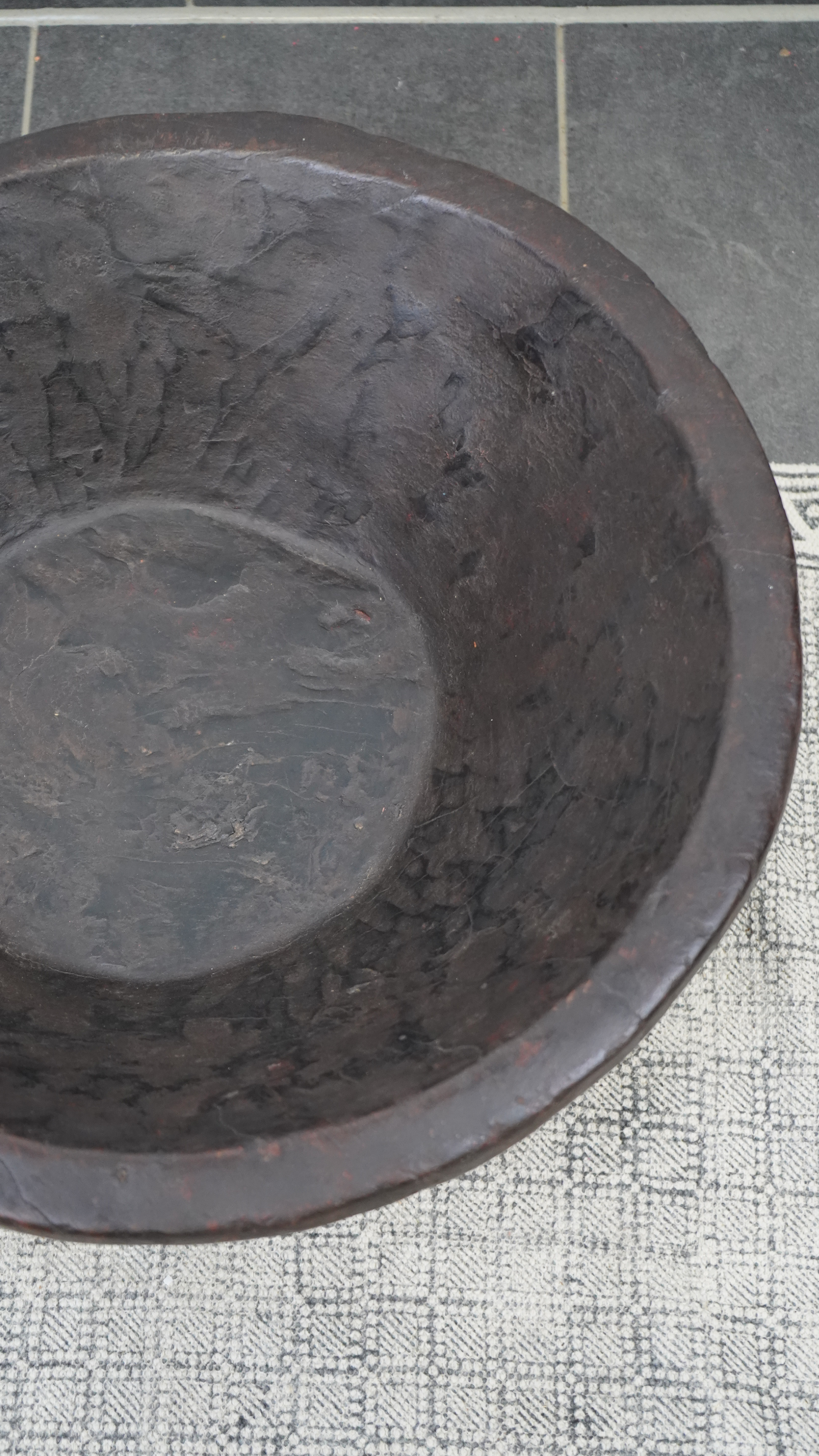 UMBRA – Monumentale Holzschale mit tiefdunkler Patina und archaischem Charakter