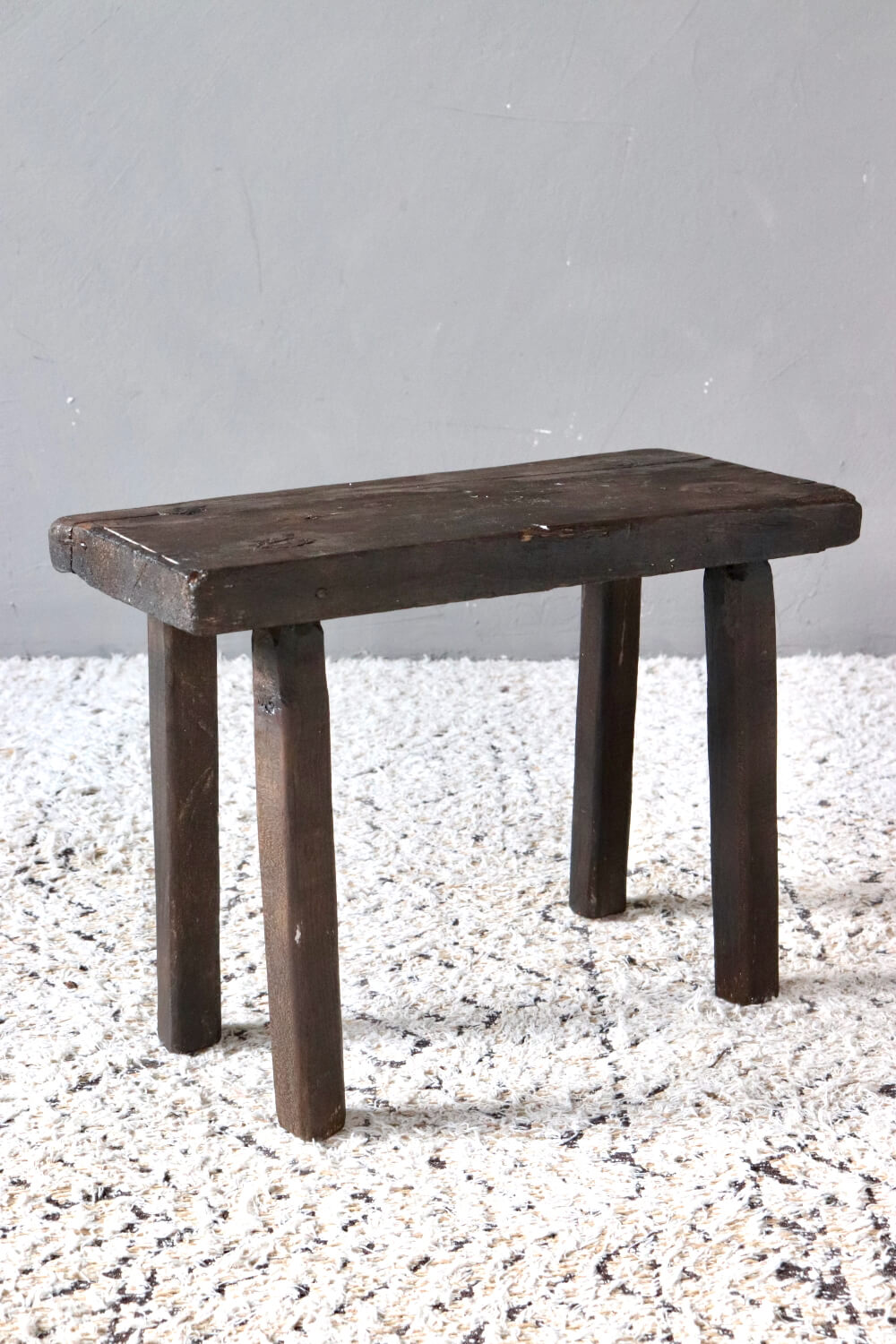 Alter Holzhocker dunkelbraun Alter Holzhocker dunkelbraun