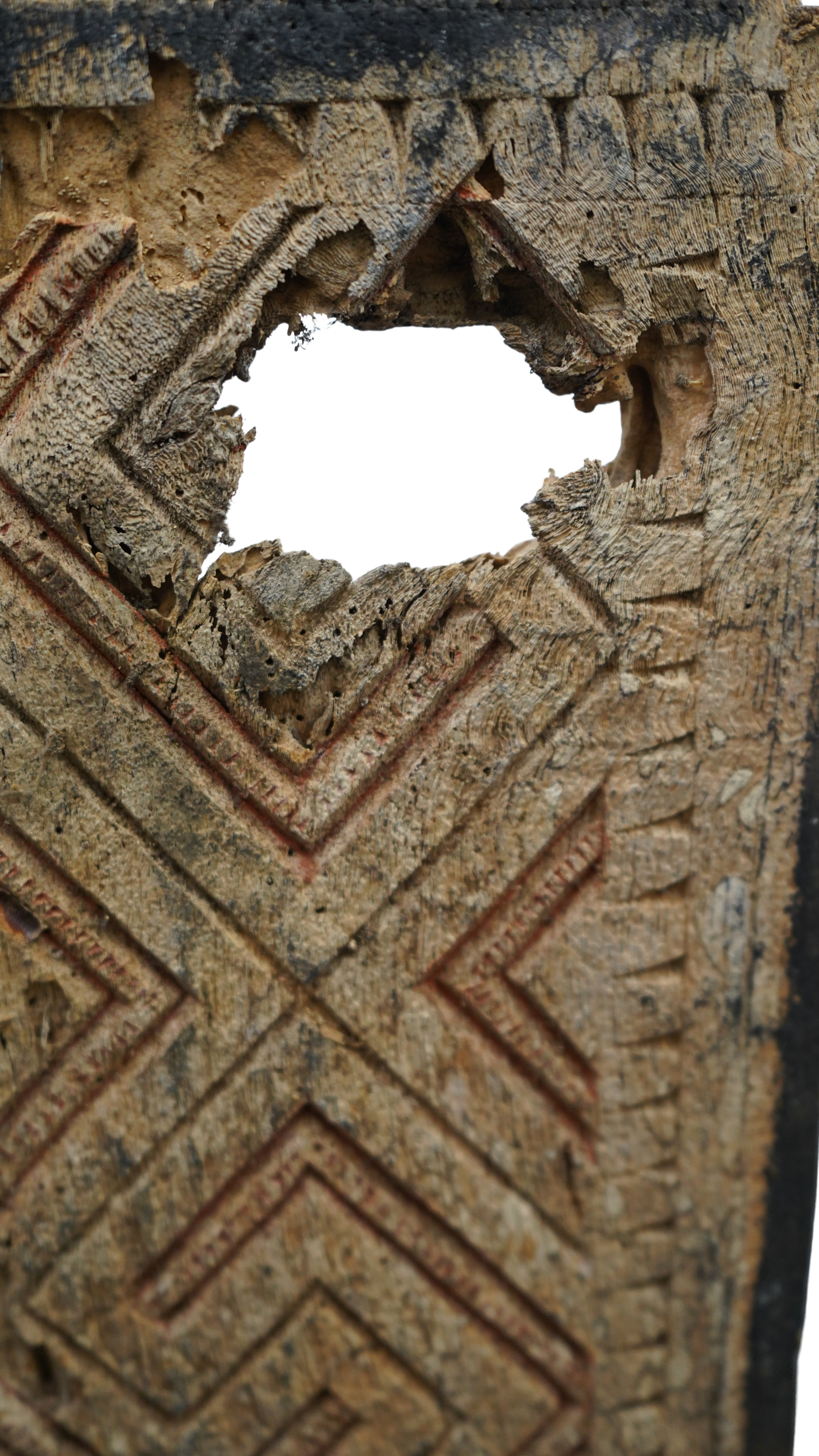 Archaisches Holzrelief mit geometrischer Ornamentik