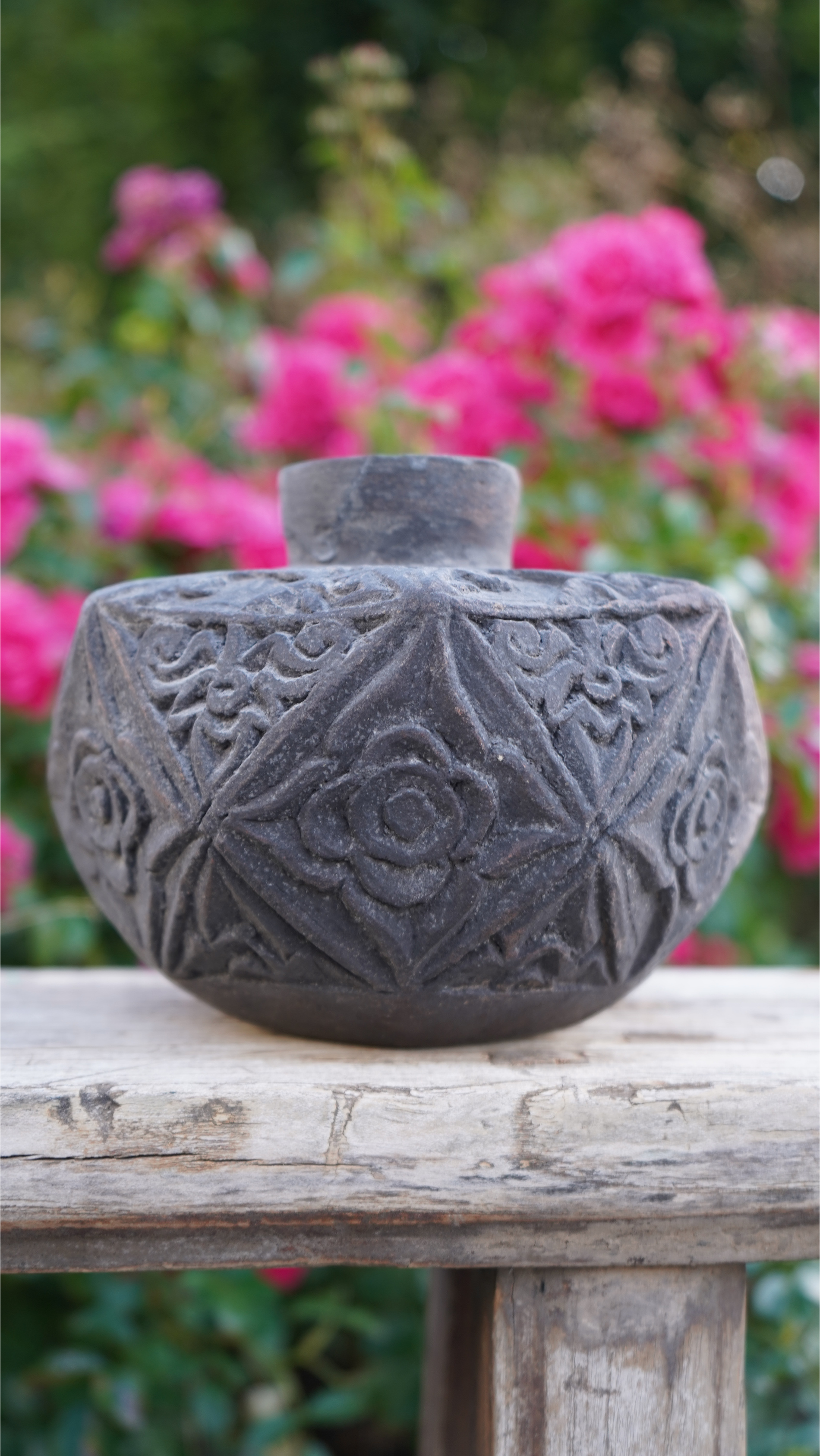 Skulpturale Vintage-Vase mit floralen Reliefs – Charaktervolles Dekorationsobjekt in Steingrau