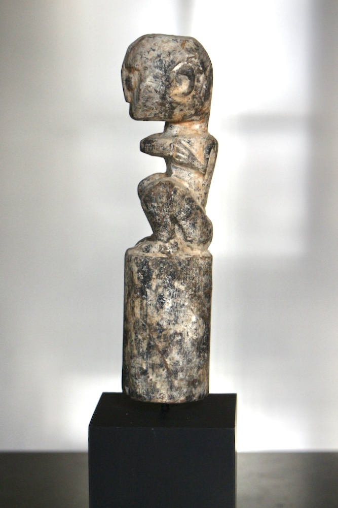 Tribal art timor, holzfigur auf Sockel timor, stammeskunst holz timor, Holzskulptur handgeschnitzt auf Sockel, primitive Kunst timor, primitive art timor, wooden figur on stand timor, kleine statue aus holz Asien, wooden stature tribal art Tribal Art Statue