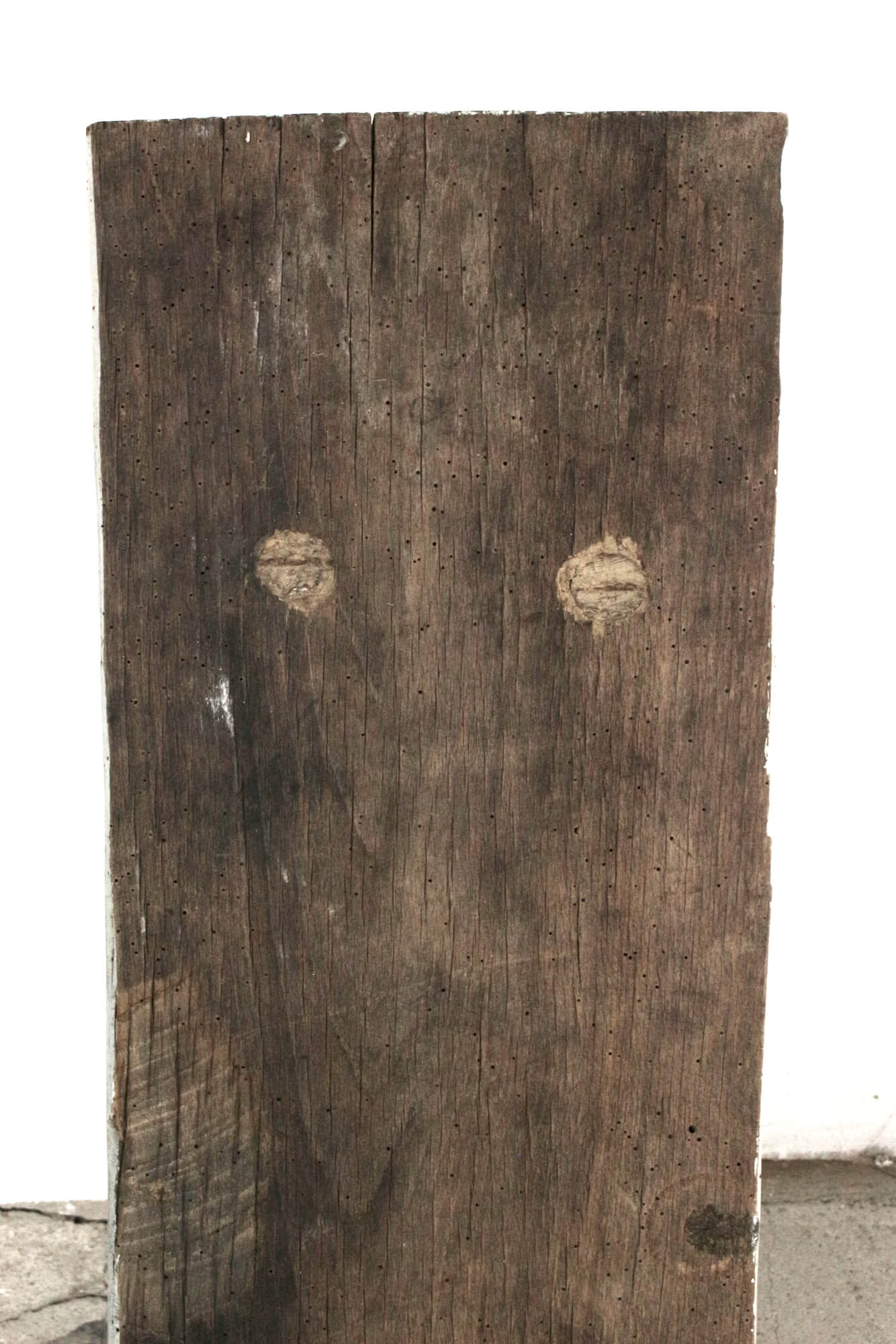 Alte Holzbank mit weißen Beinen, 93 cm Alte Holzbank mit weißen Beinen, 93 cm