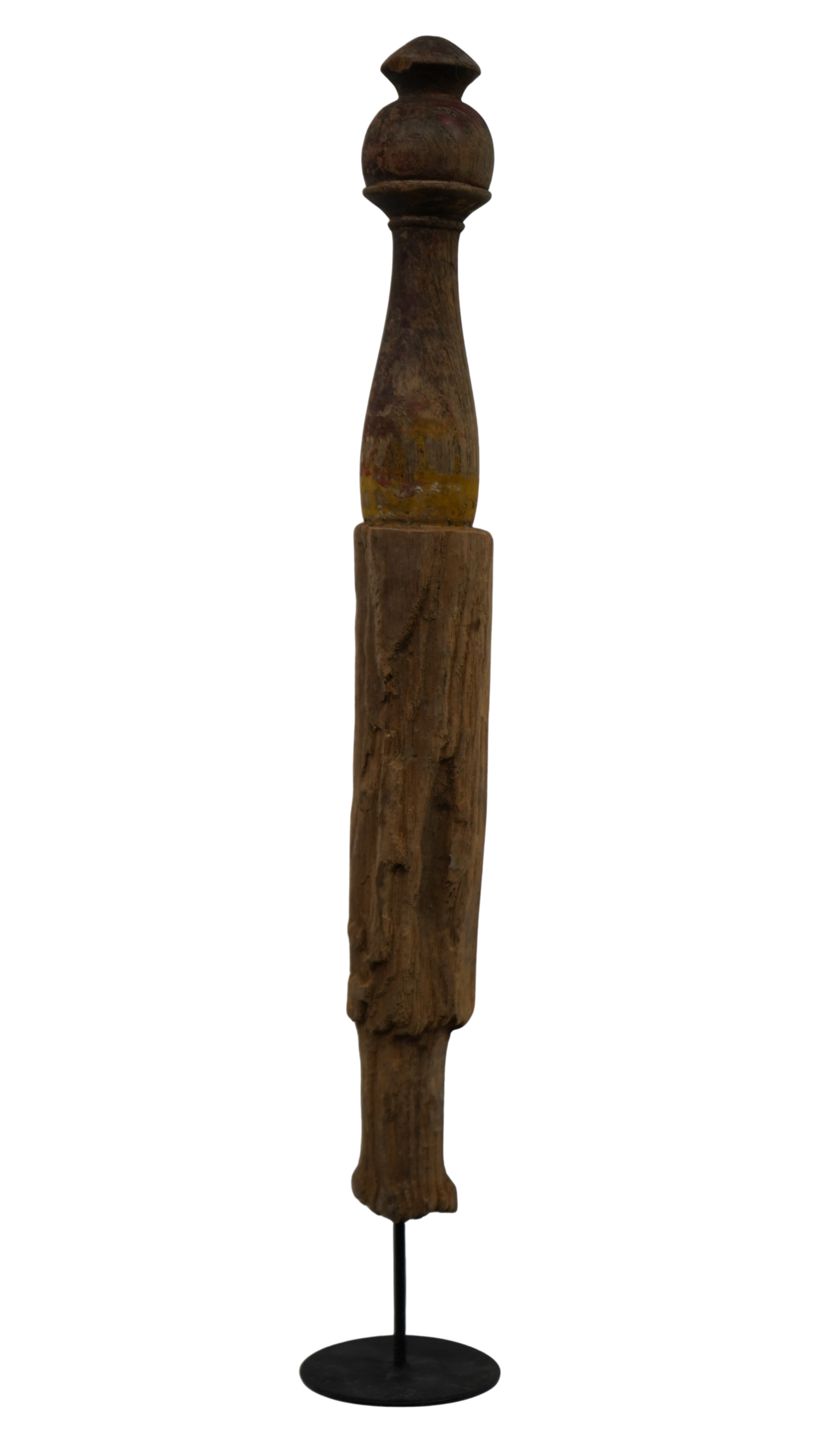 bemaltes Holzfragment auf Stab
