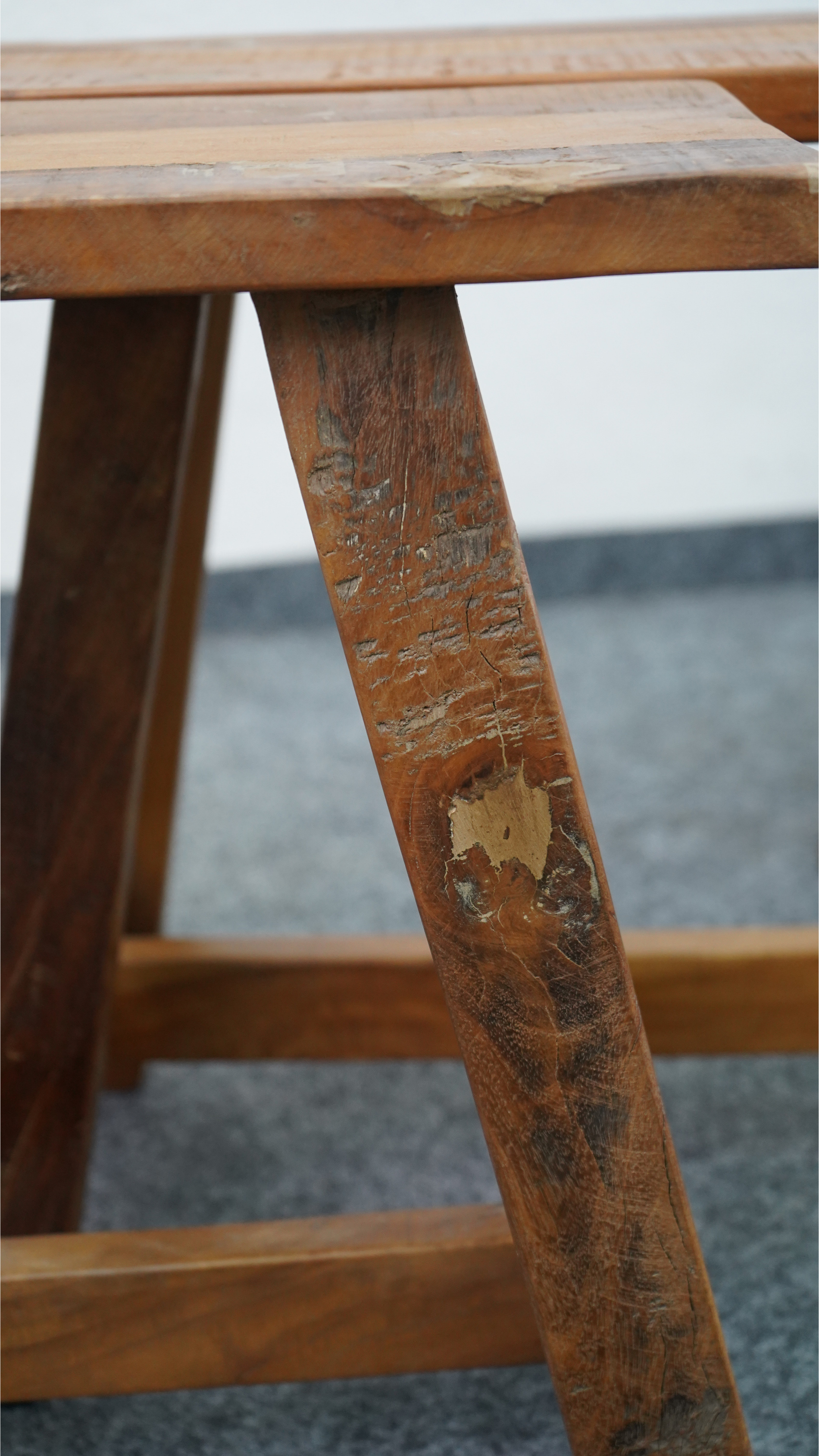 Sitzbank aus dunklem Holz, ca. 85 cm