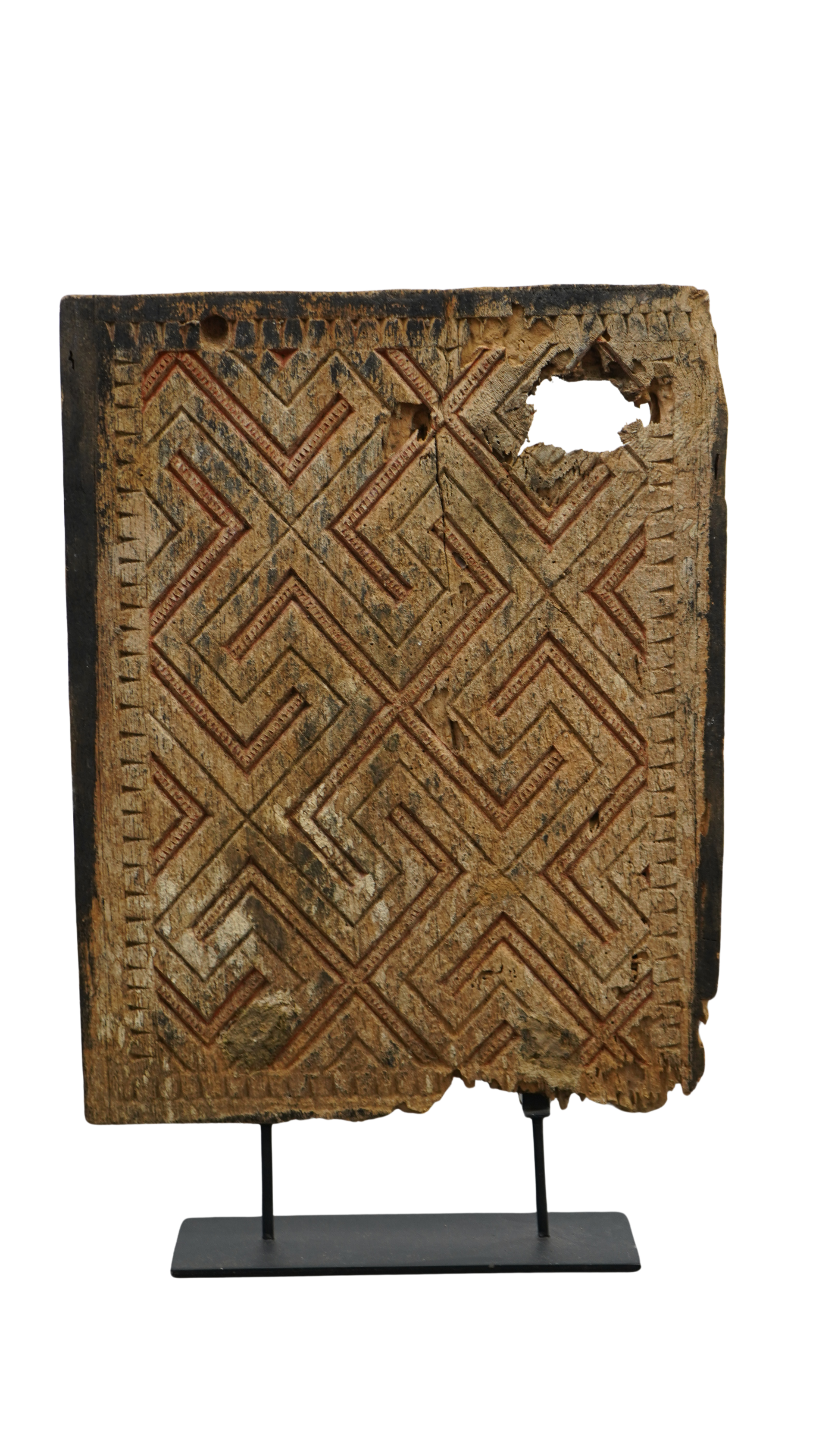 Archaisches Holzrelief mit geometrischer Ornamentik