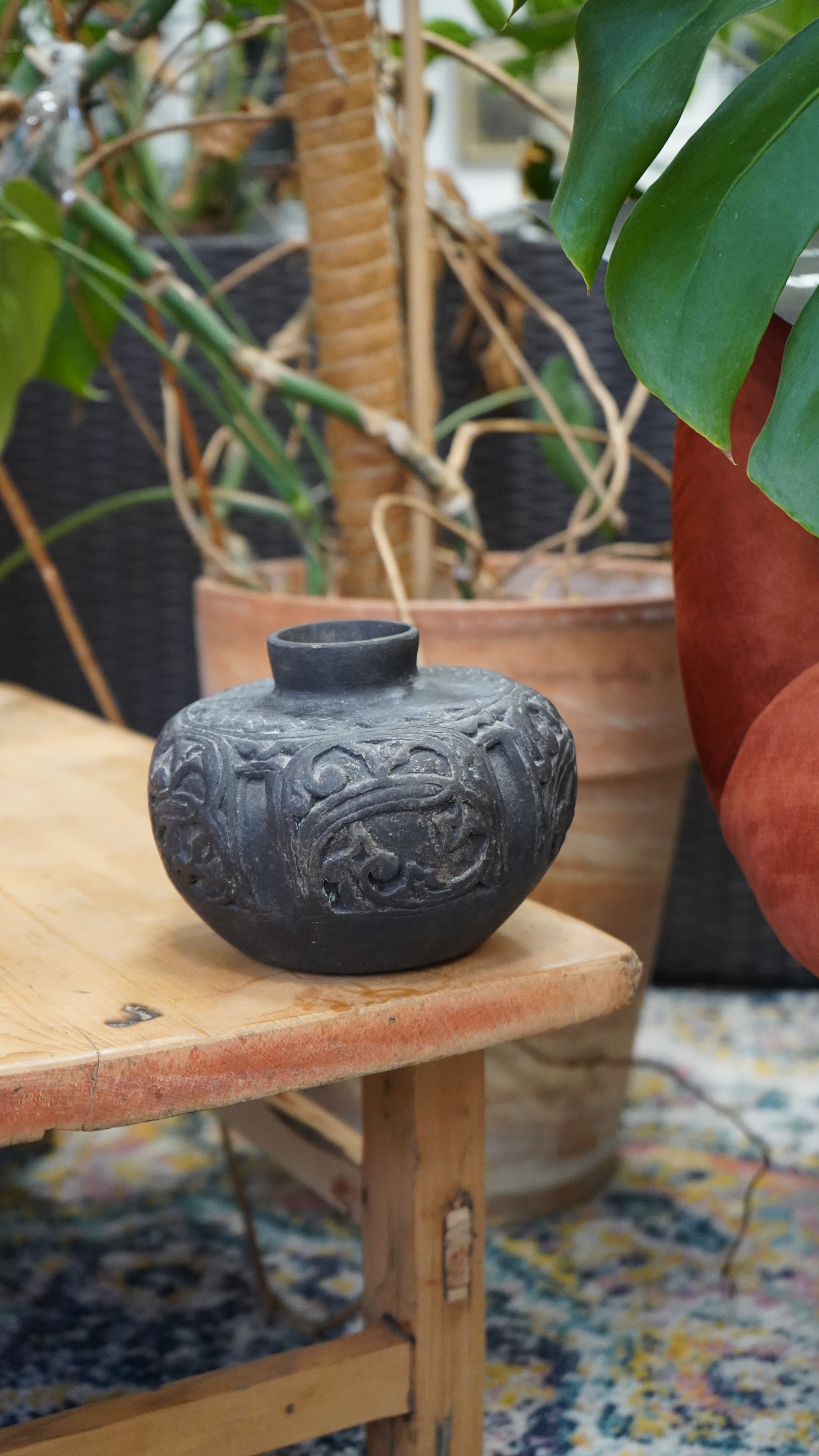 ARCANA – Außergewöhnliches Reliefgefäß mit kunstvollen Ornamenten in Antikschwarz