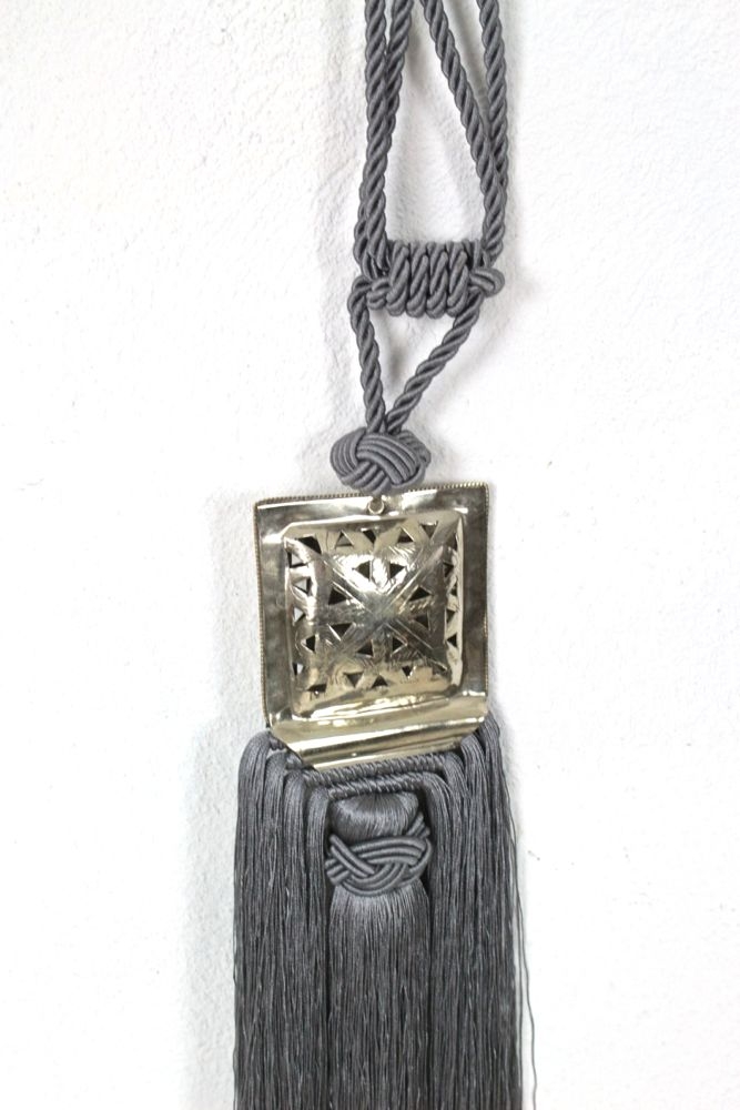 Große Quaste mit Silberschmuck grau Große Quaste mit Silberschmuck grau