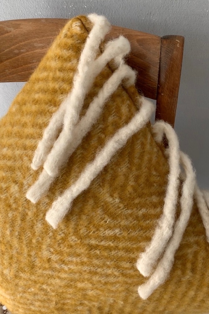 pillow with fringes yellow Kissen Senfgelb mit Fransen, 45x45