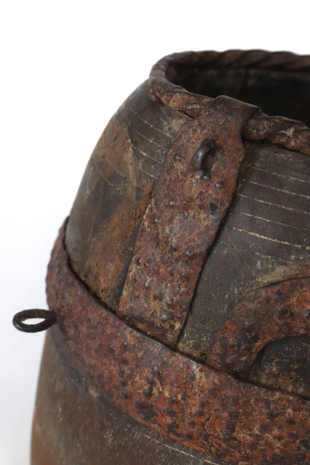Holztopf antik mit Metallverzierungen