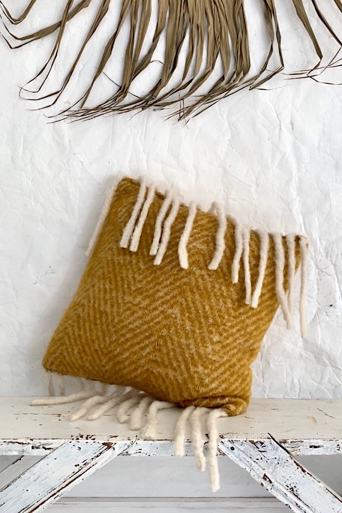 boho cushion curry with fringes Kissen Senfgelb mit Fransen, 45x45