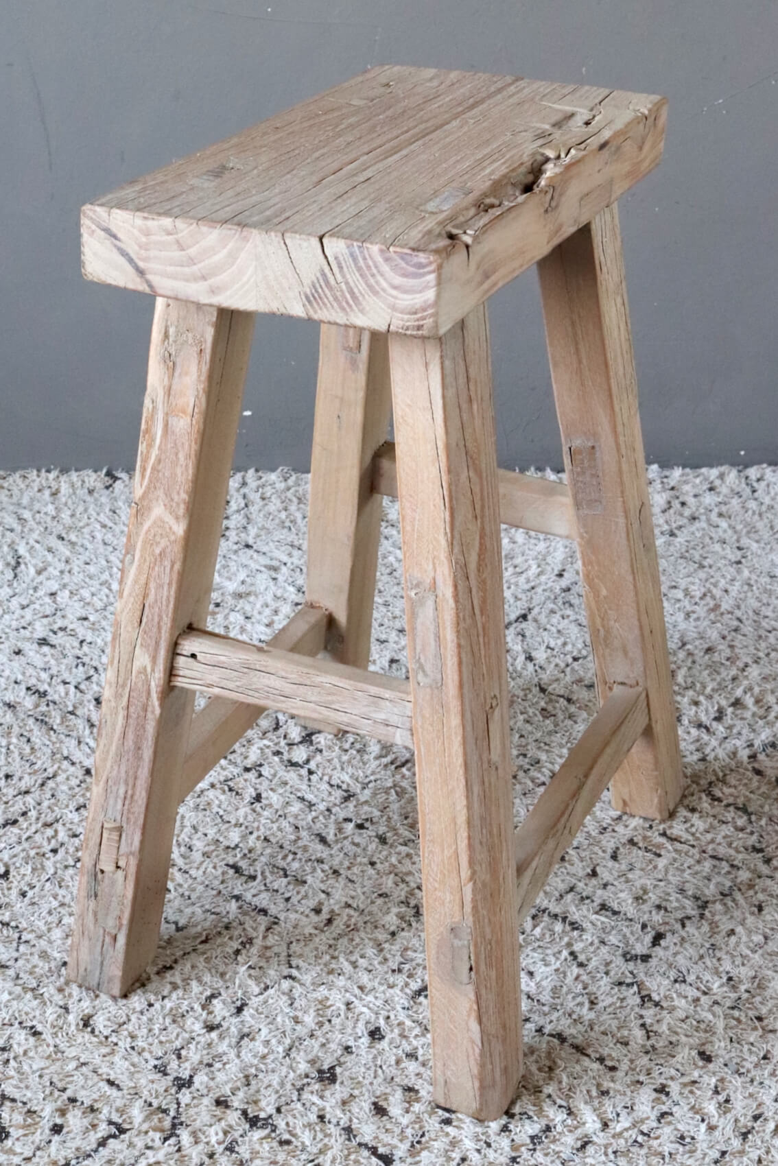 Hocker aus recyceltem Ulmenholz