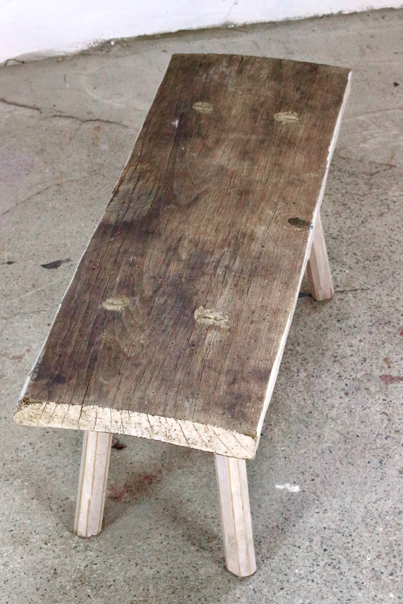 Alte Holzbank mit weißen Beinen, 93 cm Alte Holzbank mit weißen Beinen, 93 cm