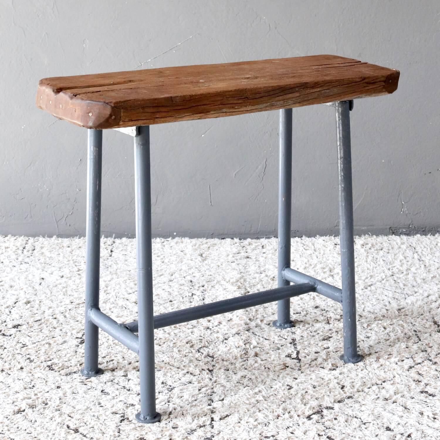 Vintage Hocker mit Metallgestell Vintage Hocker mit Metallgestell