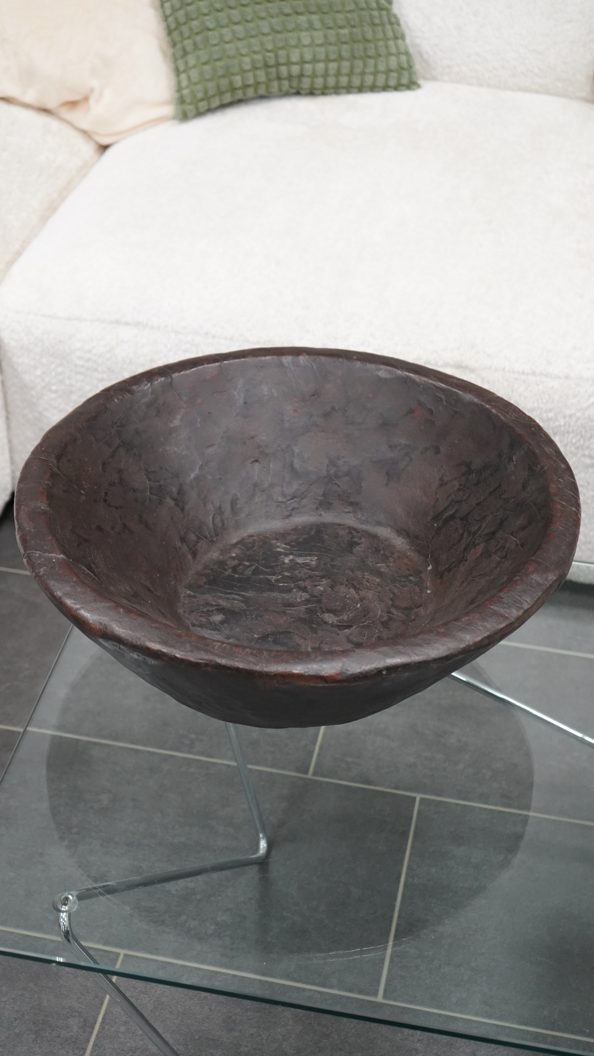UMBRA – Monumentale Holzschale mit tiefdunkler Patina und archaischem Charakter