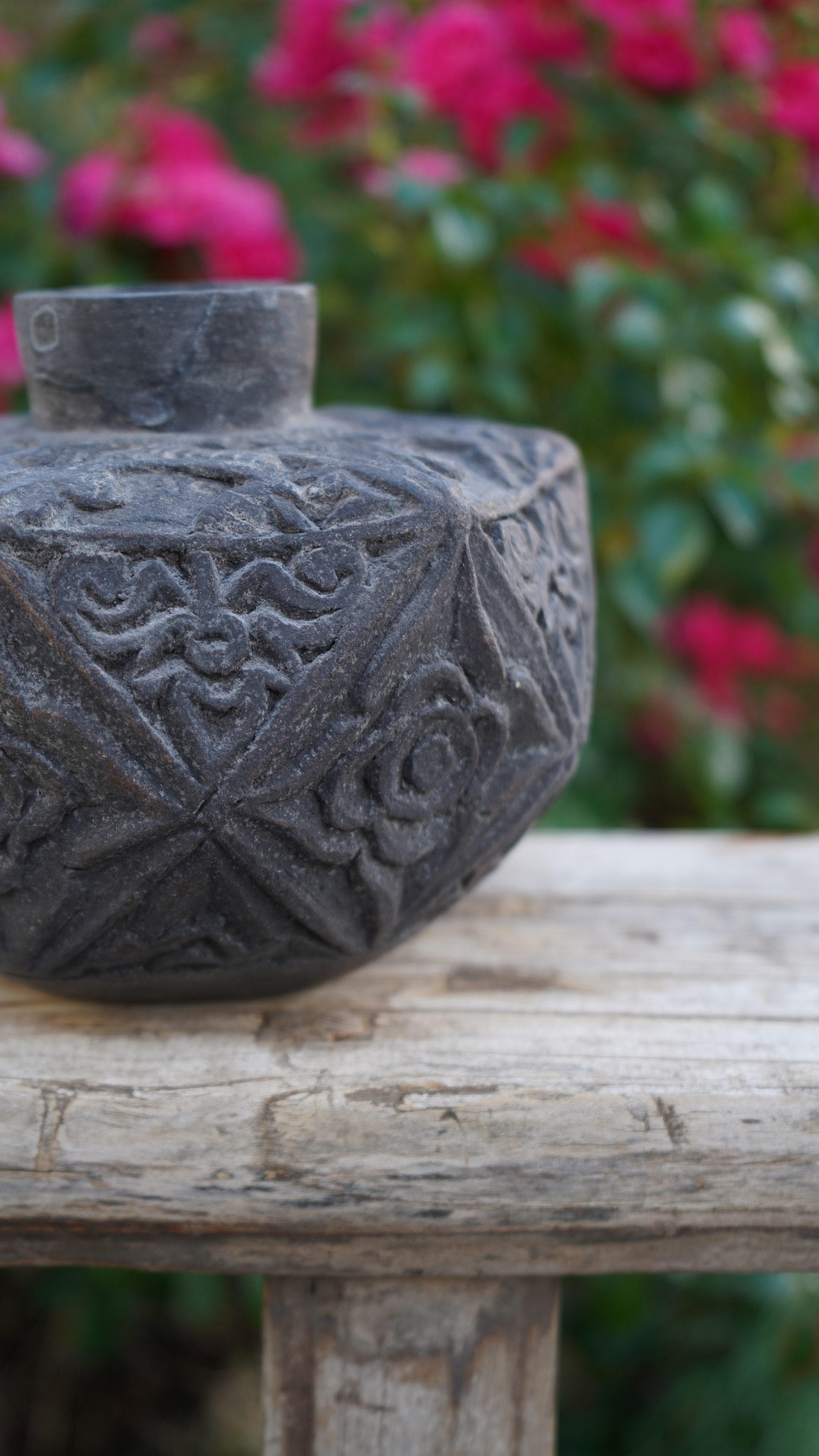Skulpturale Vintage-Vase mit floralen Reliefs – Charaktervolles Dekorationsobjekt in Steingrau