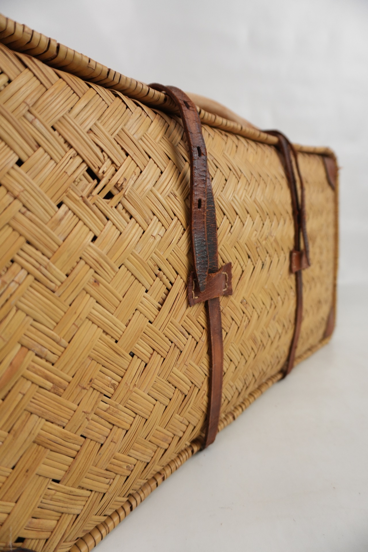 Vintage Korbkoffer aus Naturgeflecht – mit Lederriemen