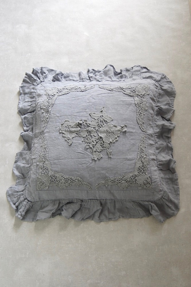 linen, cushion, laces, emroidery, grey, france, french, romantique, shabby chic, leinen, kissen, grau, spitzen, stickereien, romantisch, amandine de brevelay, rachel ashwell Leinenkissen mit Rüschen und Spitze, blaugrau, 60x60