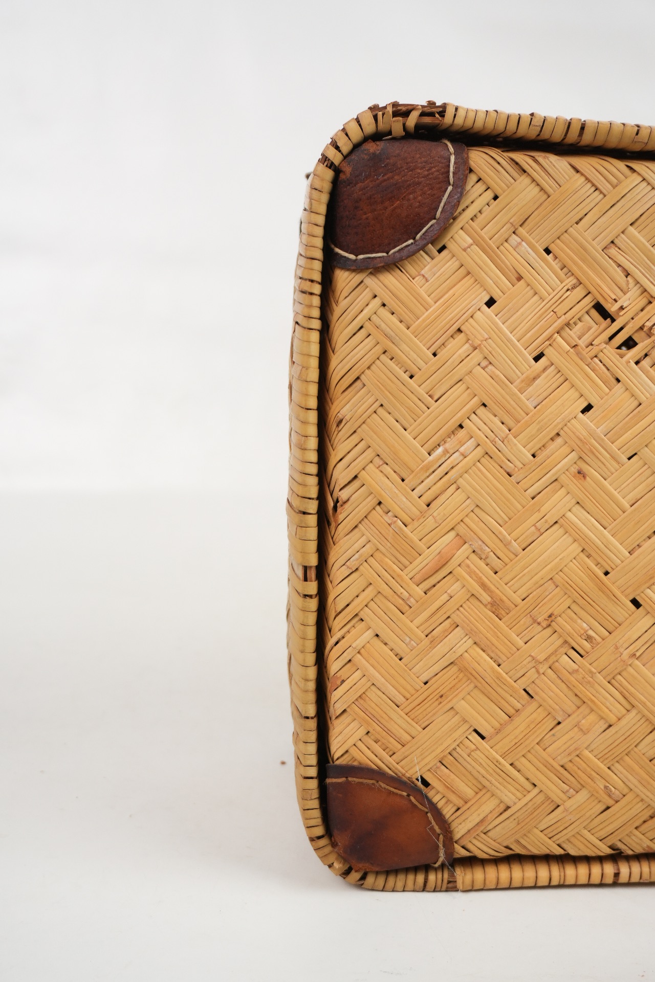 Vintage Korbkoffer aus Naturgeflecht – mit Lederriemen
