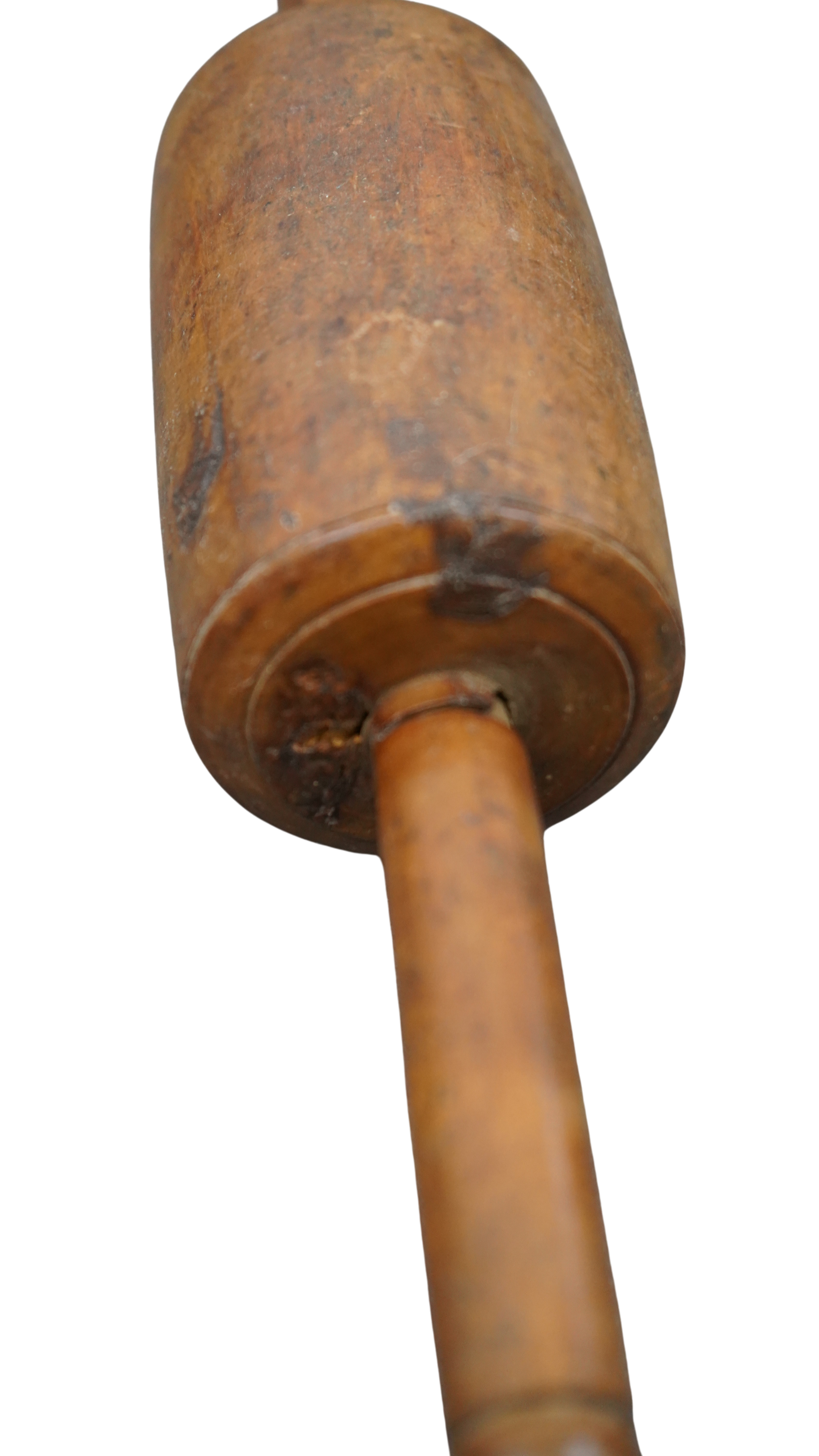traditionelle Vintage-Teigrolle mit warmer Patina und charaktervollen Gebrauchsspuren