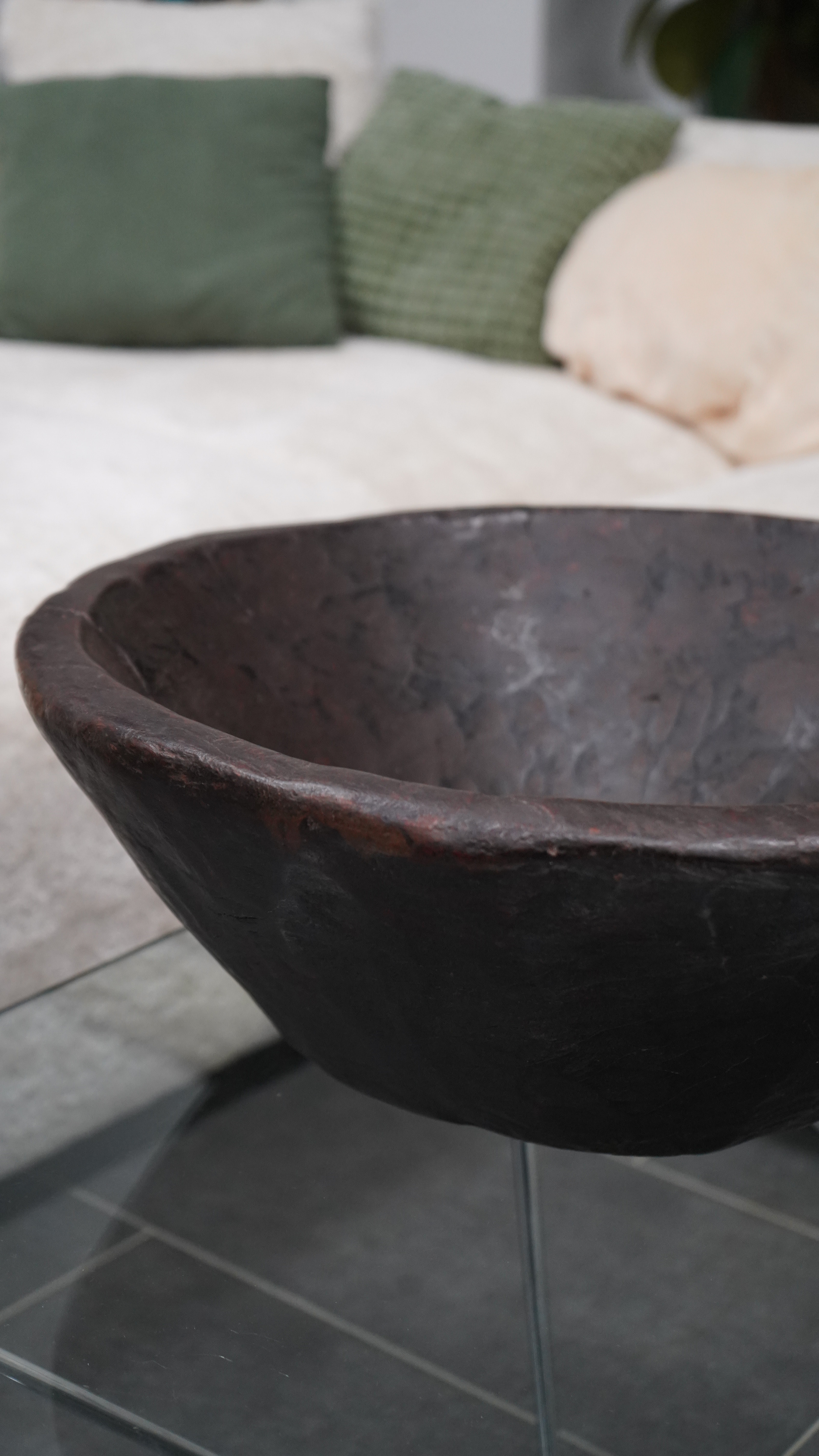 UMBRA – Monumentale Holzschale mit tiefdunkler Patina und archaischem Charakter