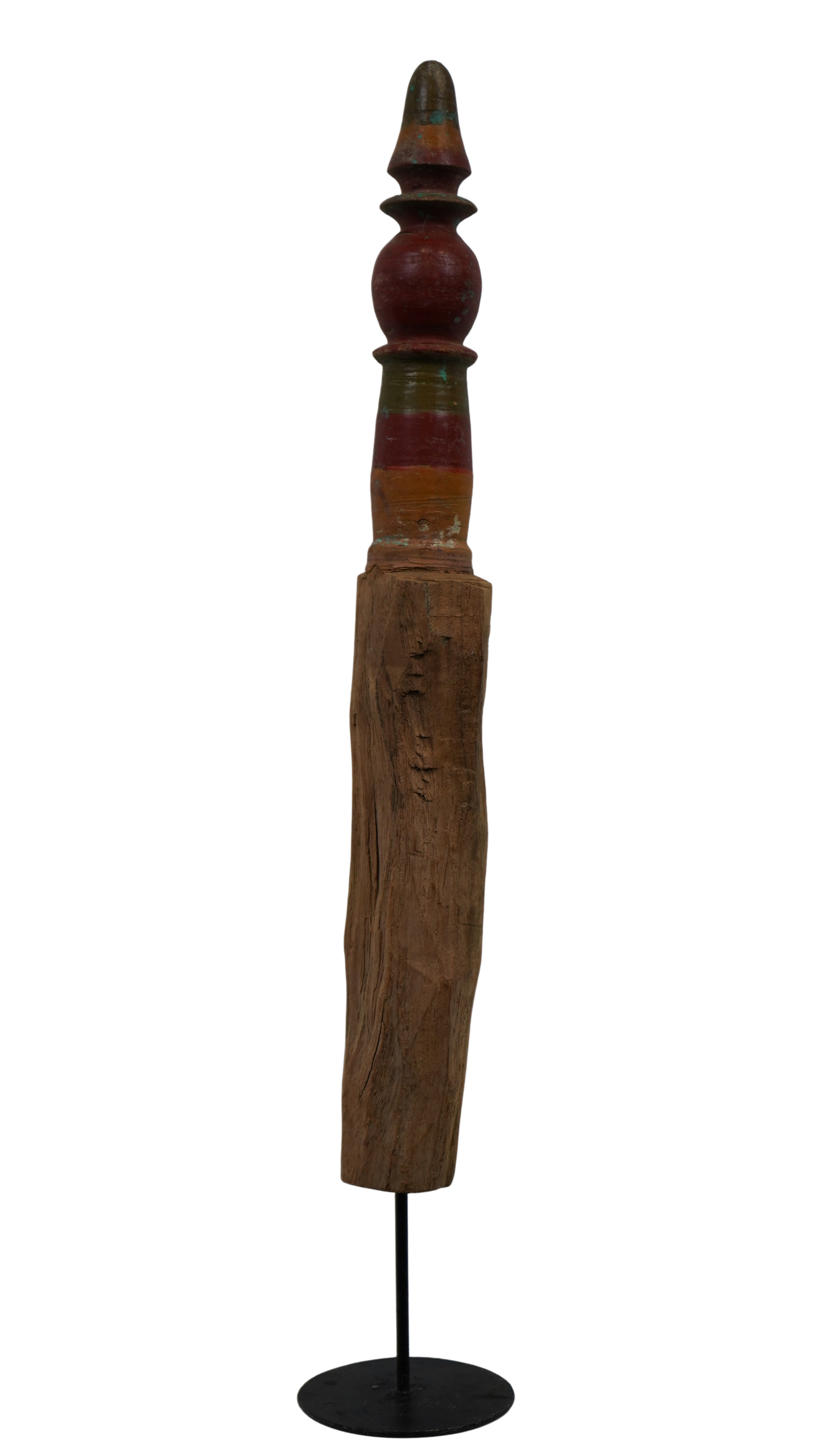 Antikes Holzfragment auf Standfuß