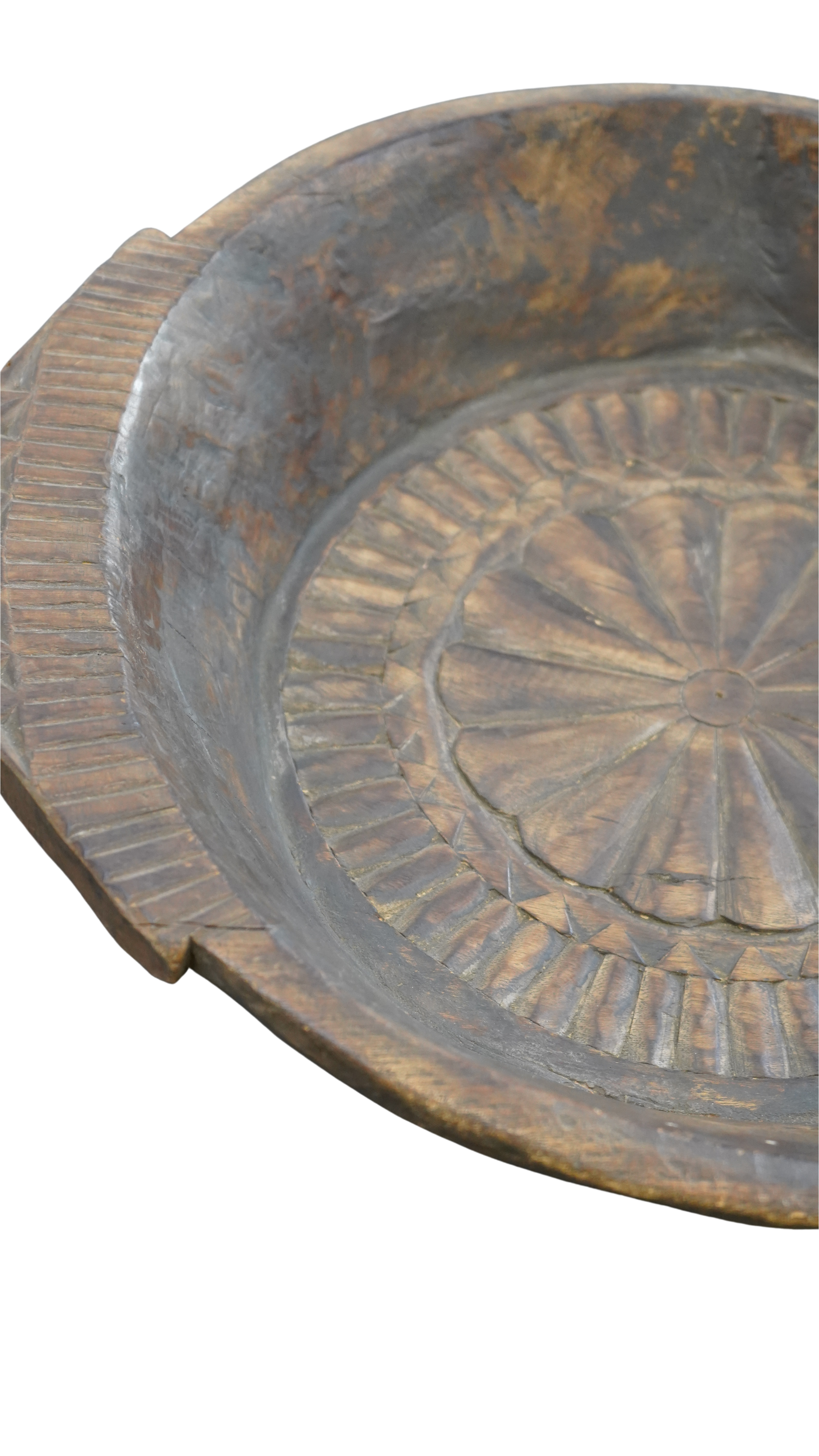 Geschnitzte Holzschale mit Sternmotiv, oval