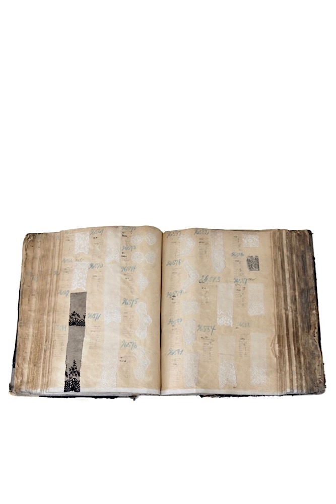buch, alt, antik, musterbuch, katalog, stoff, spitzen, spitzenmuster, embroidery, laces, sample, book, old, antique, ancient, antiquariat, bücher, antiquität Antikes Buch mit Spitzenmustern