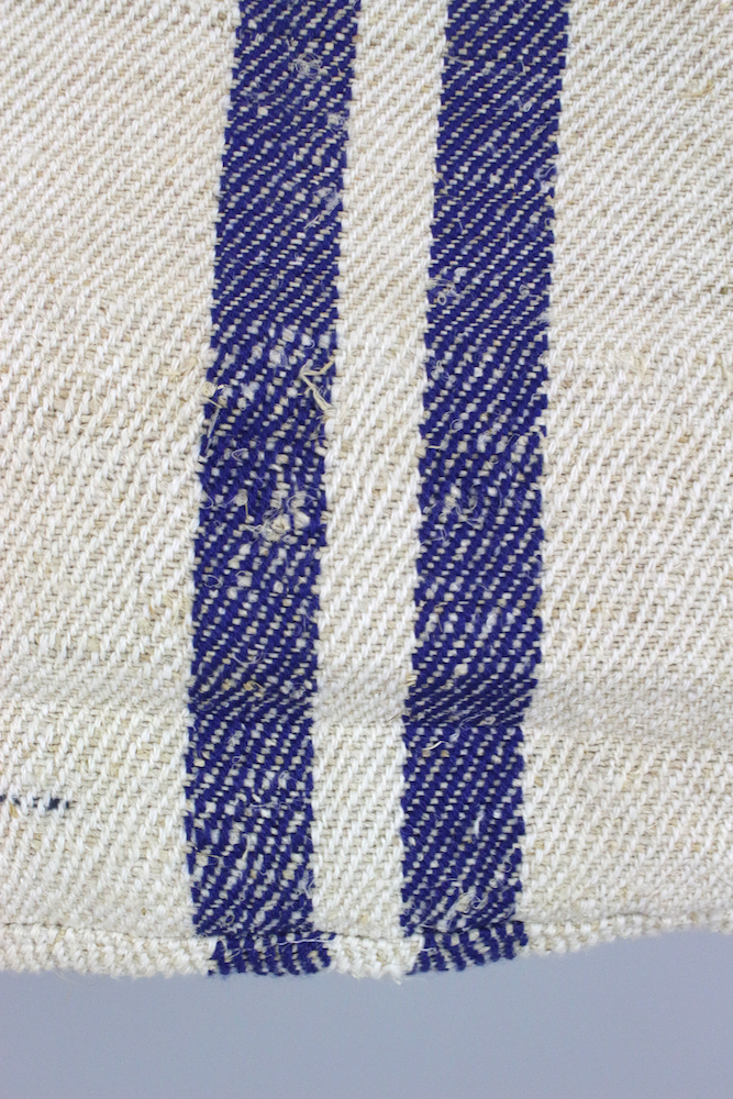 Alter Getreidesack mit blauen Streifen