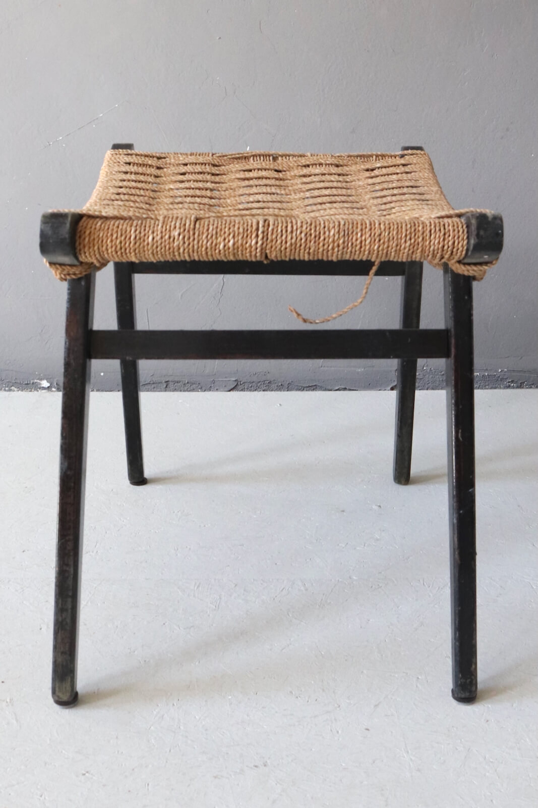 Mid-Century Hocker mit Geflecht Mid-Century Hocker mit Geflecht