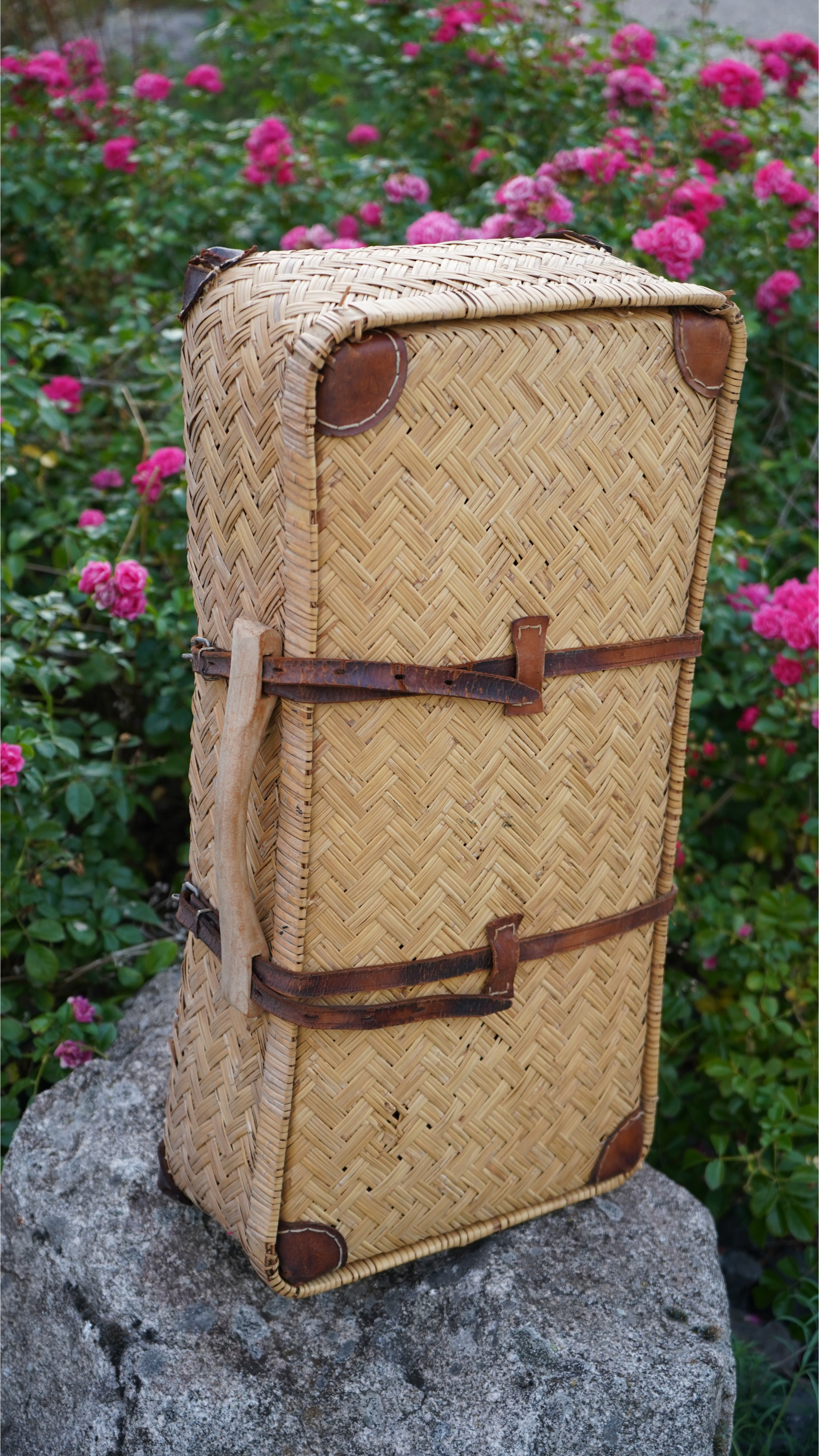 Vintage Korbkoffer aus Naturgeflecht – mit Lederriemen