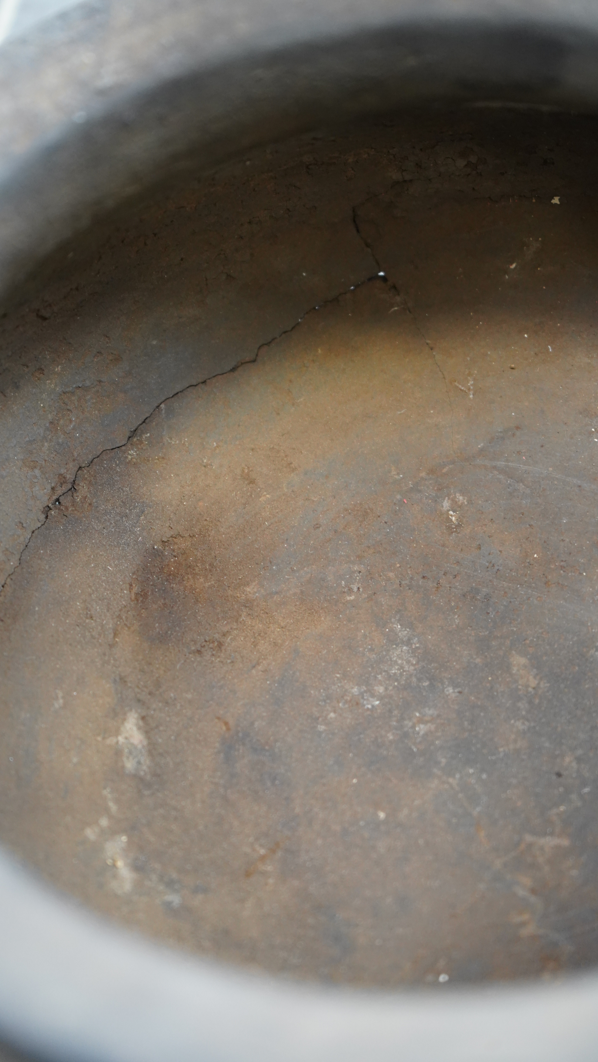 Rustikales Vintage-Tongefäß mit außergewöhnlicher Patina