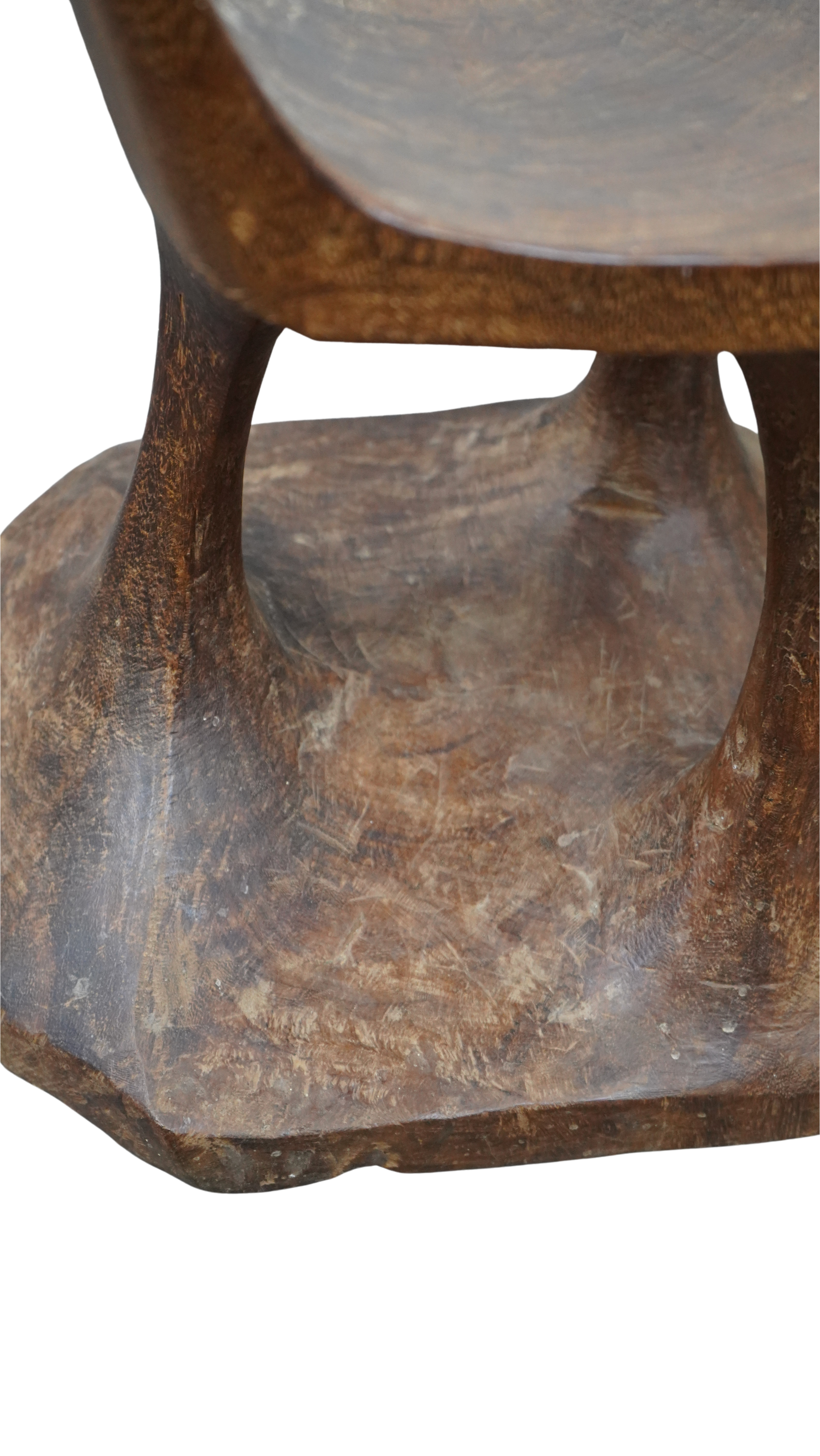 Handgeschnitzter Holzstuhl mit hoher Lehne