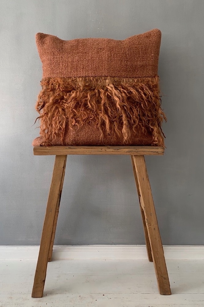 brown cushion with fur Kissen rotbraun mit Felleinsatz, 50x50