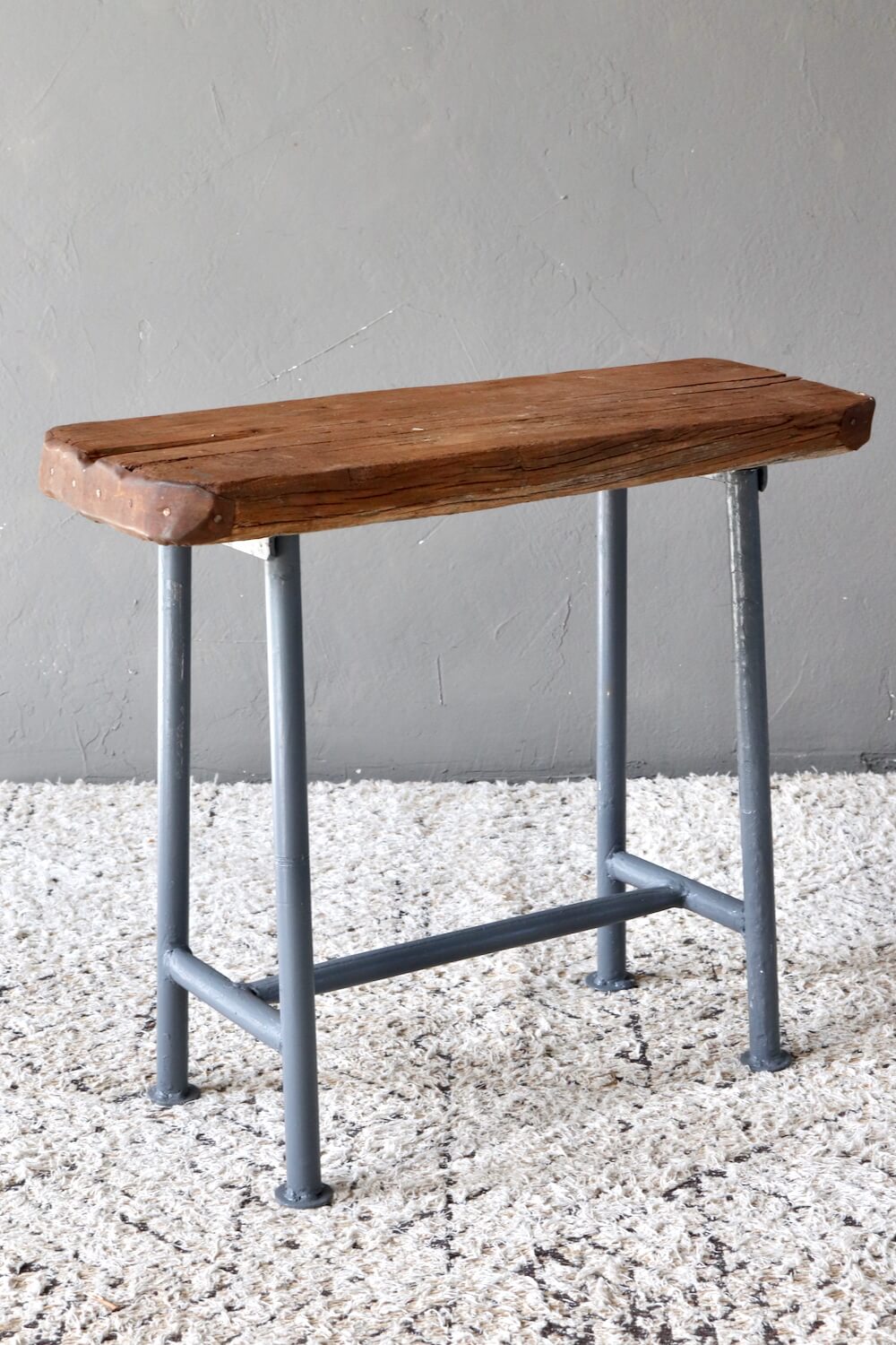 Vintage Hocker mit Metallgestell Vintage Hocker mit Metallgestell