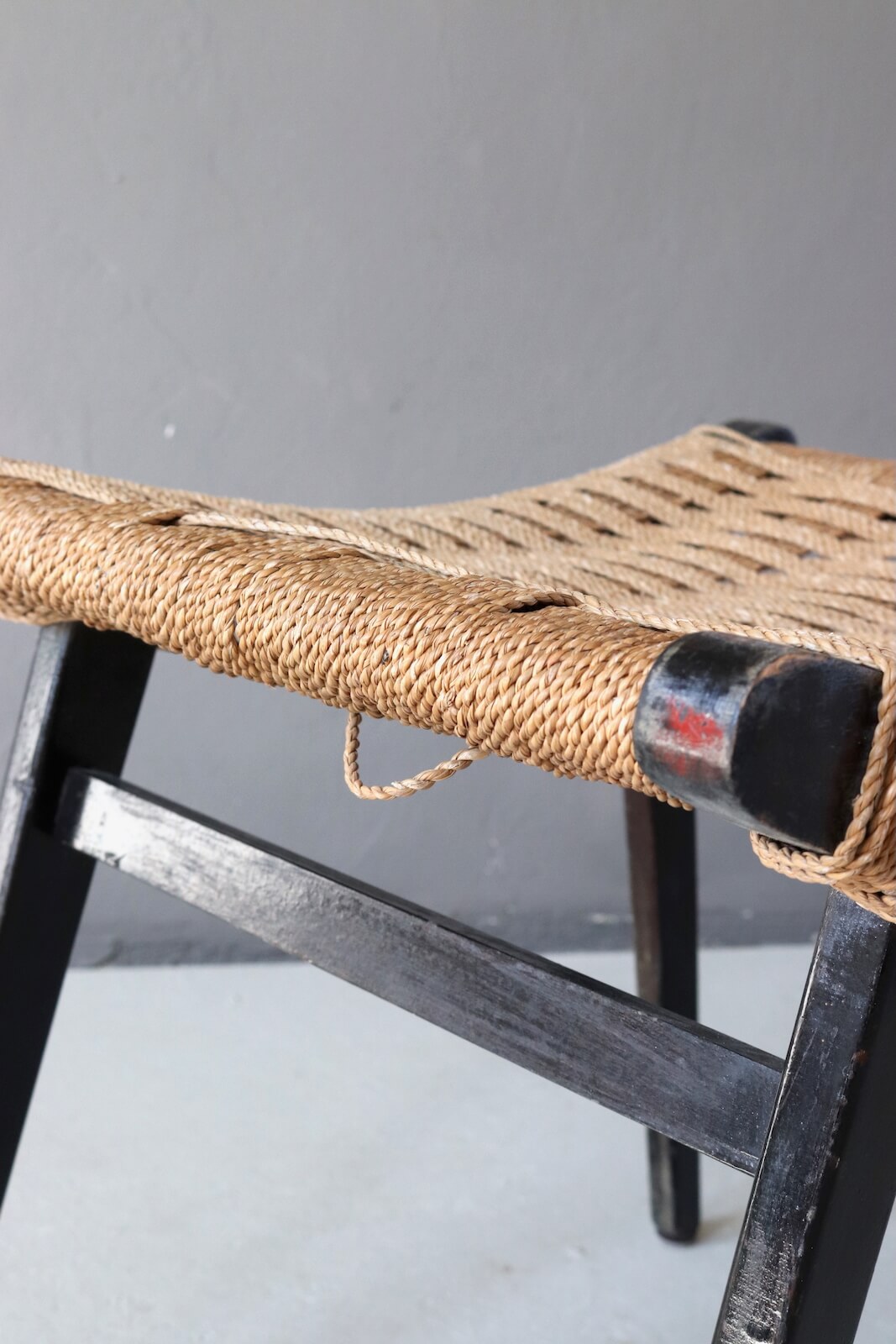 Mid-Century Hocker mit Geflecht Mid-Century Hocker mit Geflecht