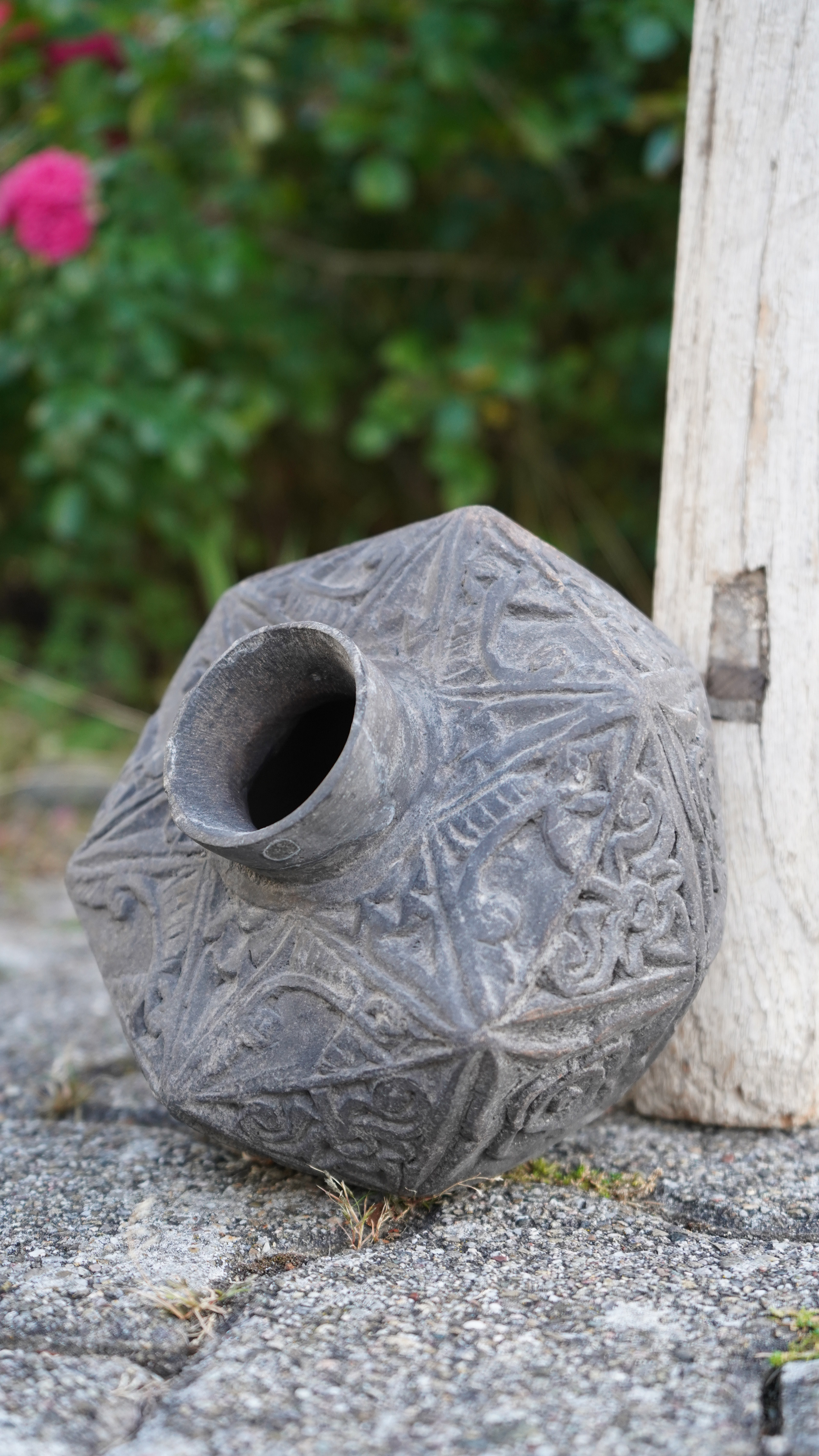 Skulpturale Vintage-Vase mit floralen Reliefs – Charaktervolles Dekorationsobjekt in Steingrau