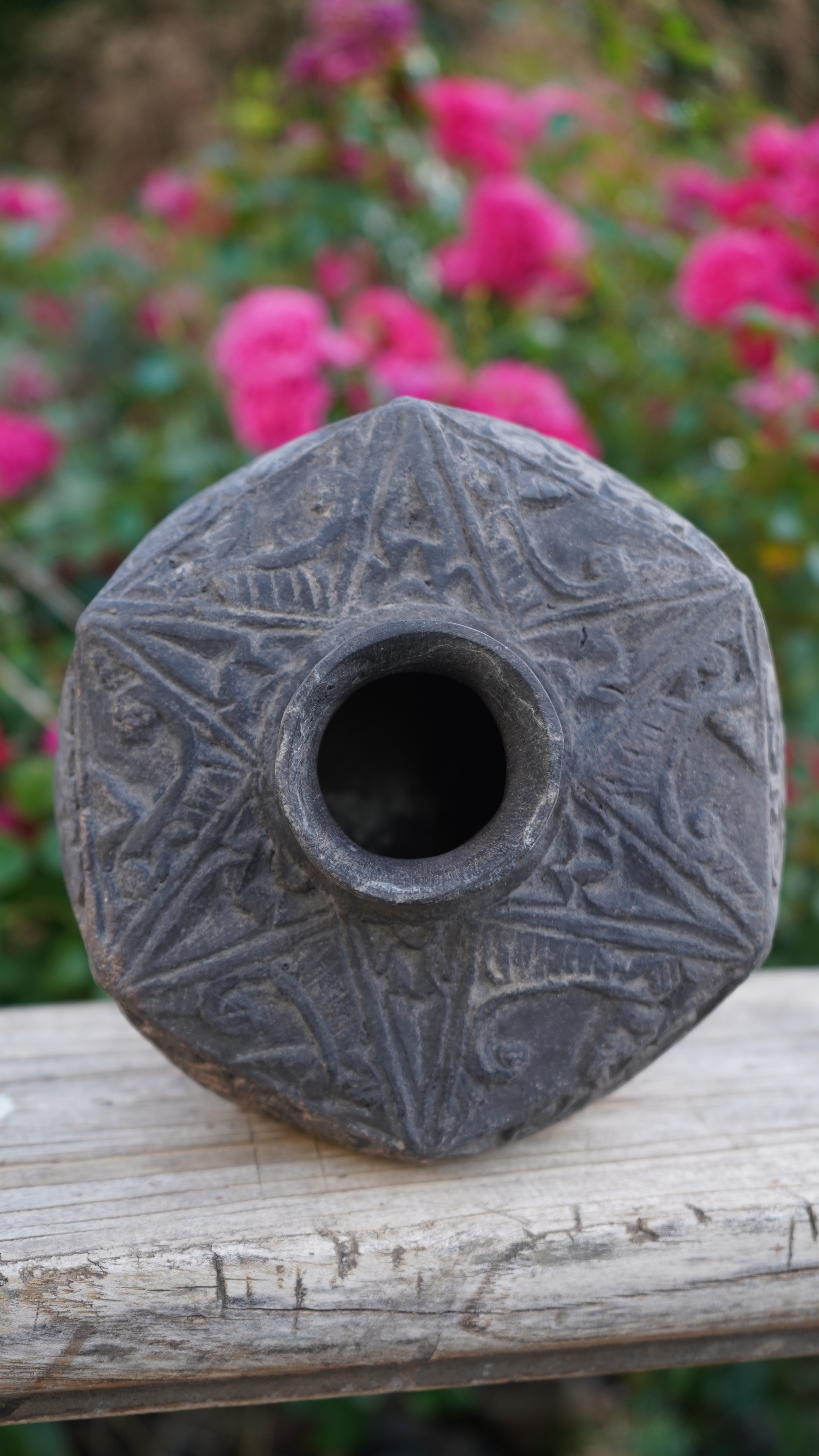 Skulpturale Vintage-Vase mit floralen Reliefs – Charaktervolles Dekorationsobjekt in Steingrau