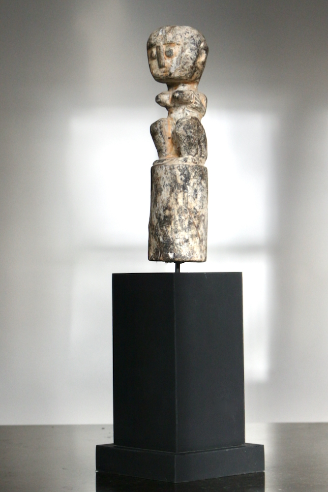 Tribal art timor, holzfigur auf Sockel timor, stammeskunst holz timor, Holzskulptur handgeschnitzt auf Sockel, primitive Kunst timor, primitive art timor, wooden figur on stand timor, kleine statue aus holz Asien, wooden stature tribal art Tribal Art Statue