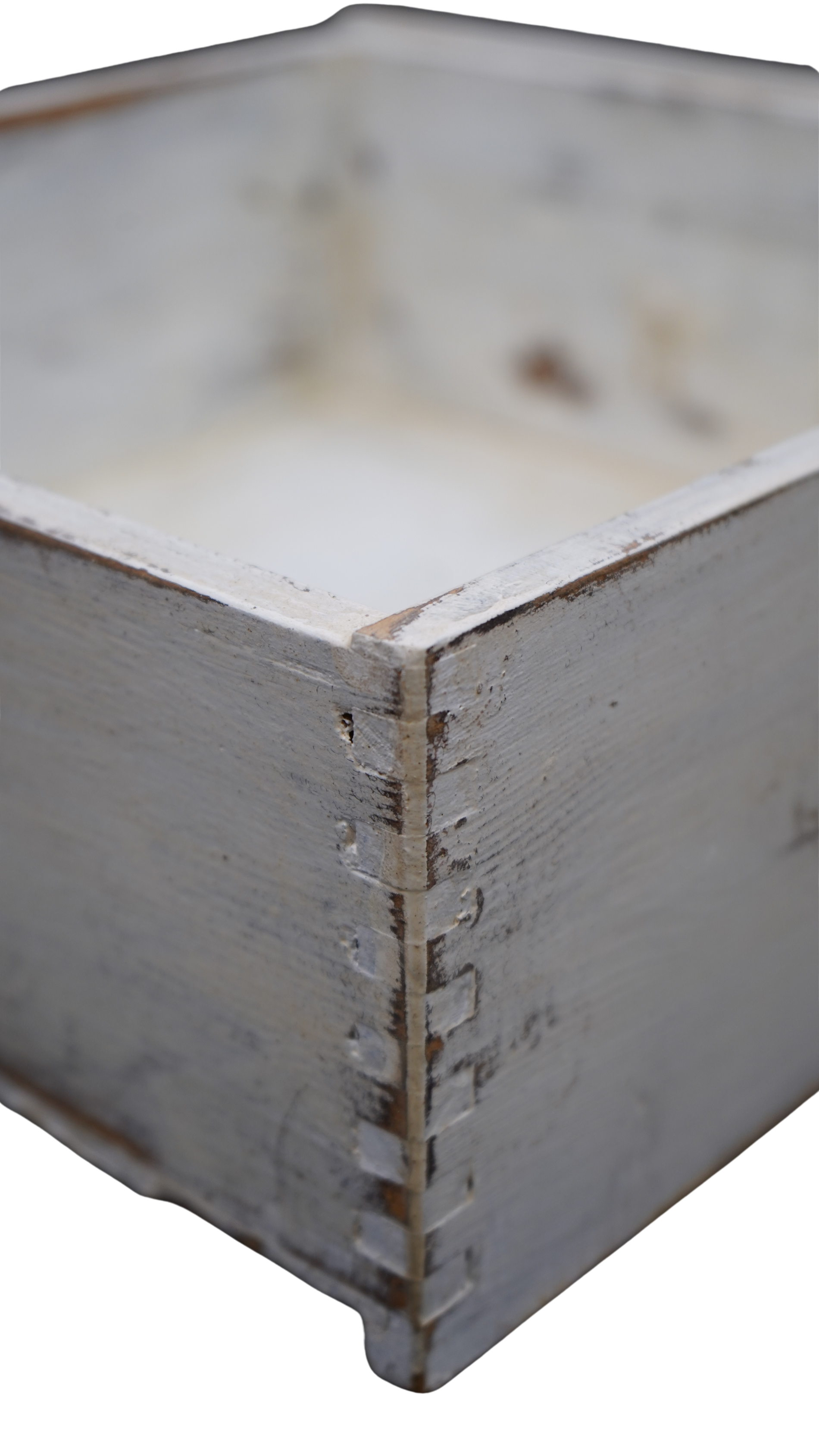 charaktervolle Vintage-Holzschublade mit weißer Patina